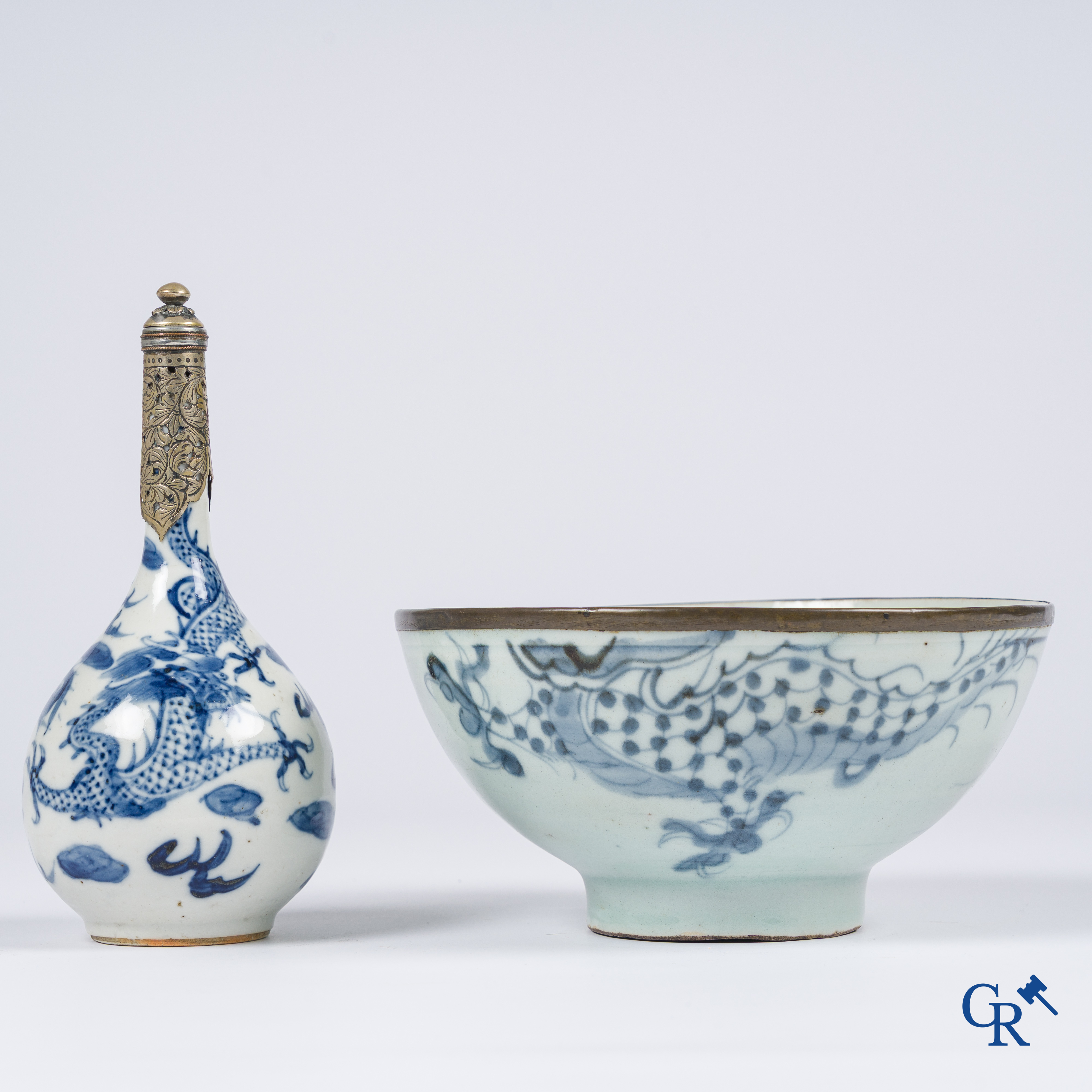 Aziatica, een Chinese "Blue de Hue" vaas met montuur voor de Vietnamese markt,<br />
een kom met drakendecor toegevoegd.