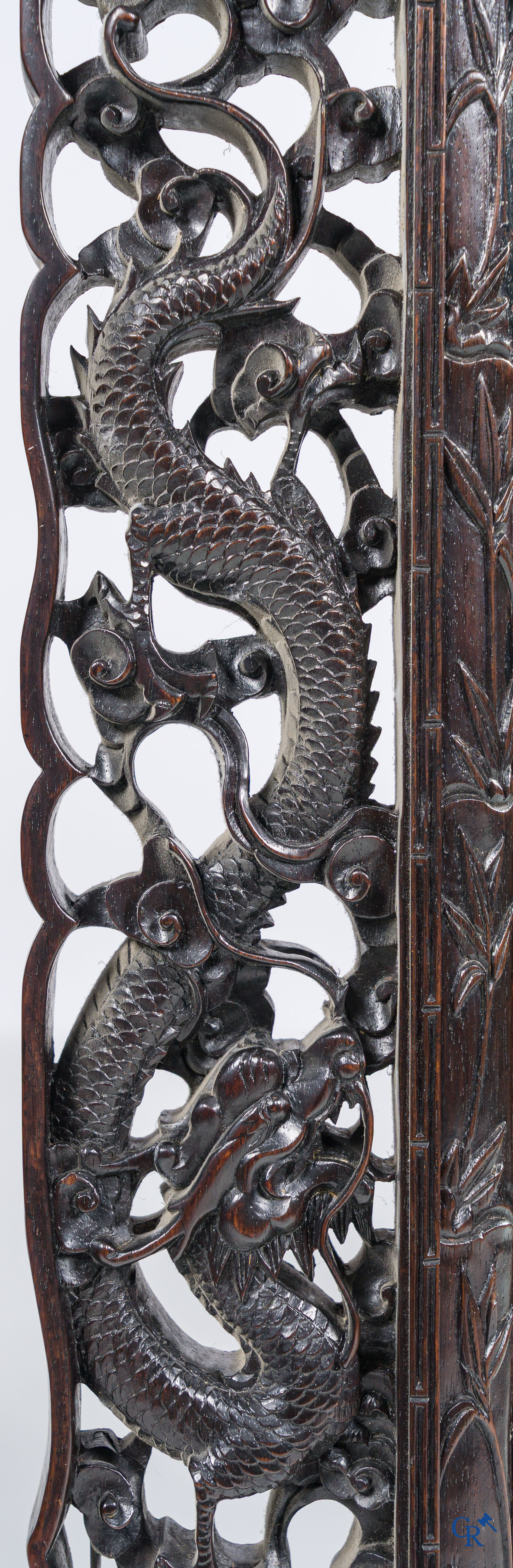 Asian Art, a large mirror in carved Chinese hardwood. 19th century.