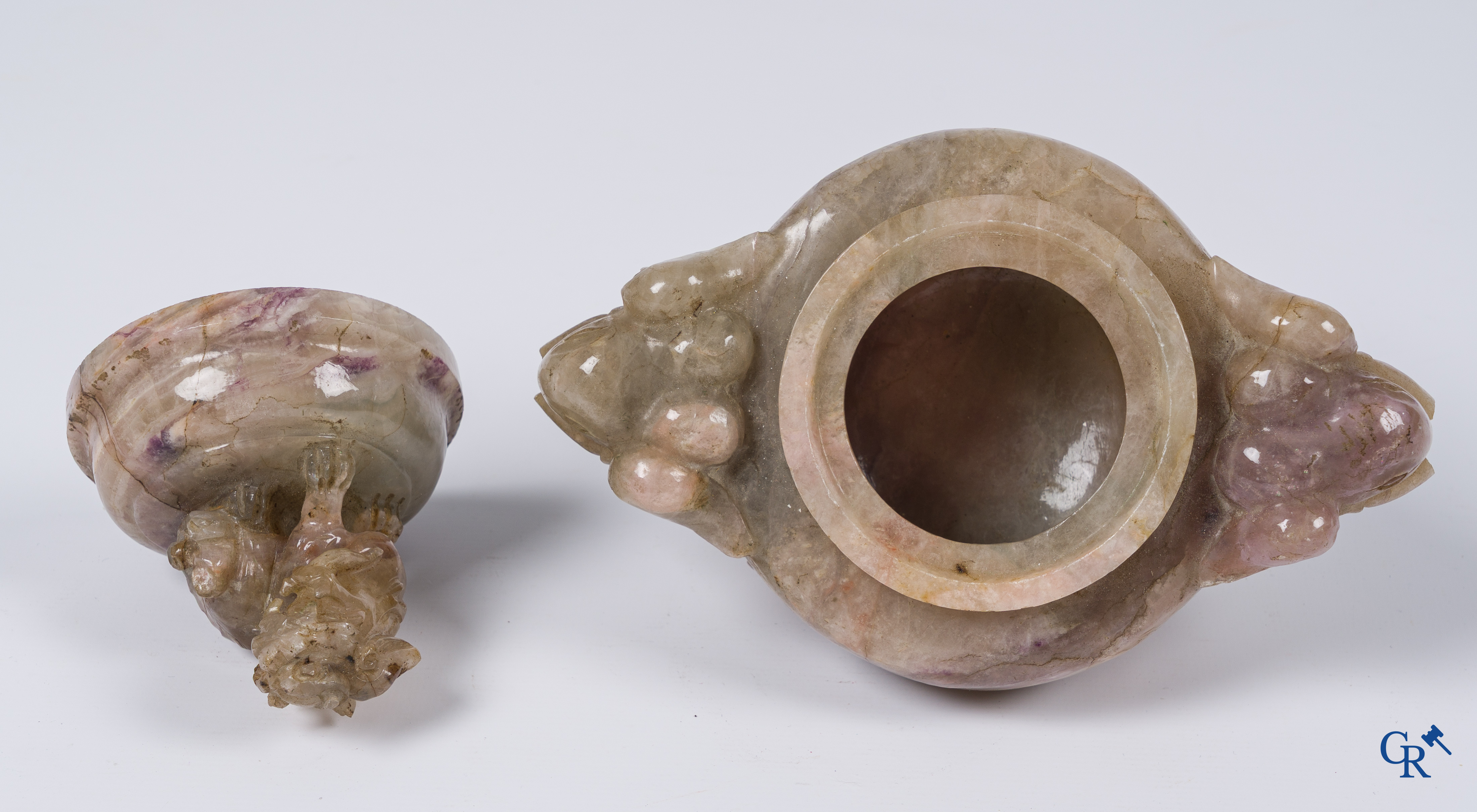 Asian Art. A Chinese three-legged incense burner with lid in Spath Fluor. 19th century.