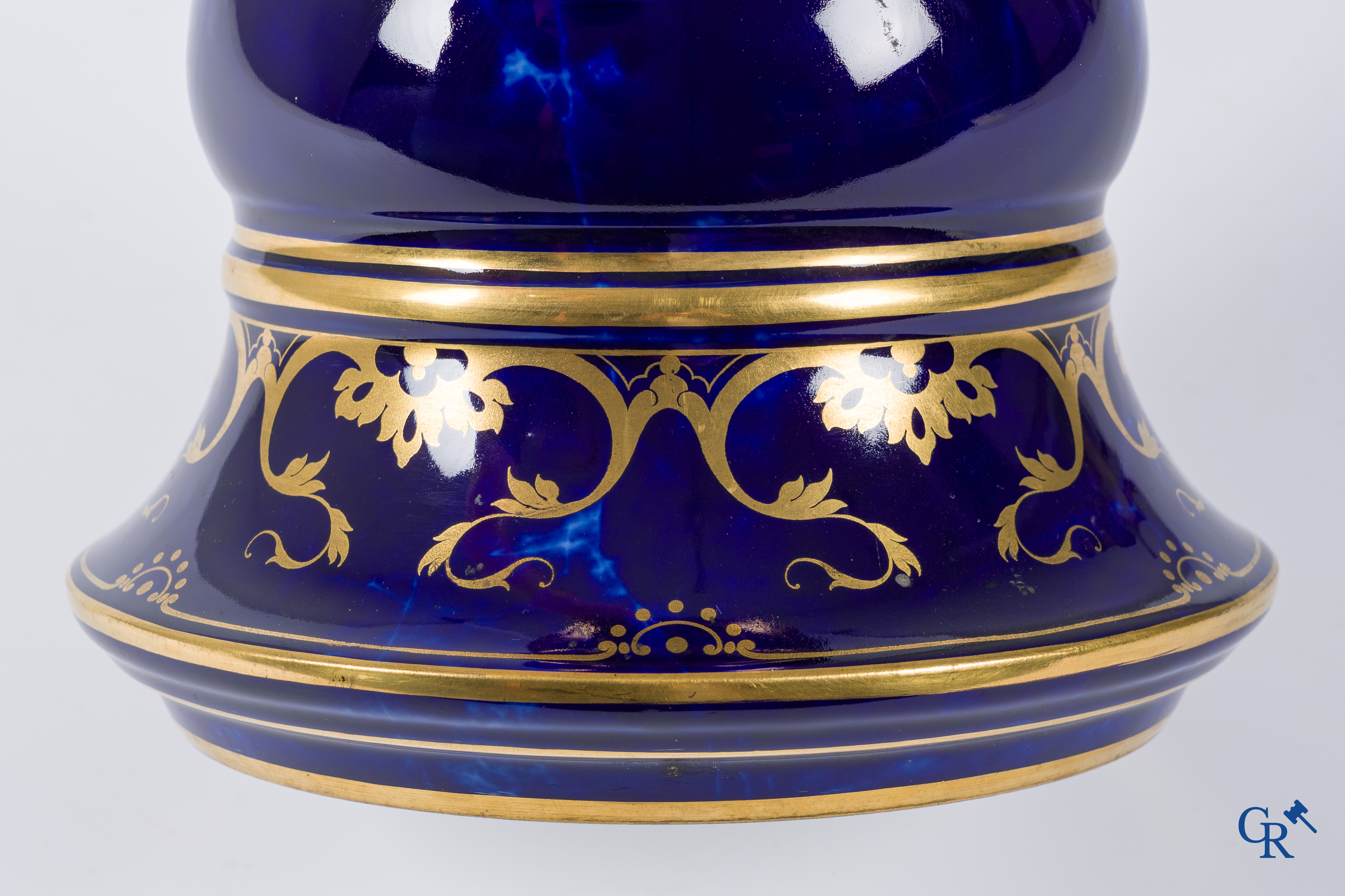 Manufacture Nationale de Sèvres. Important vase, décor en or sur fond bleu.