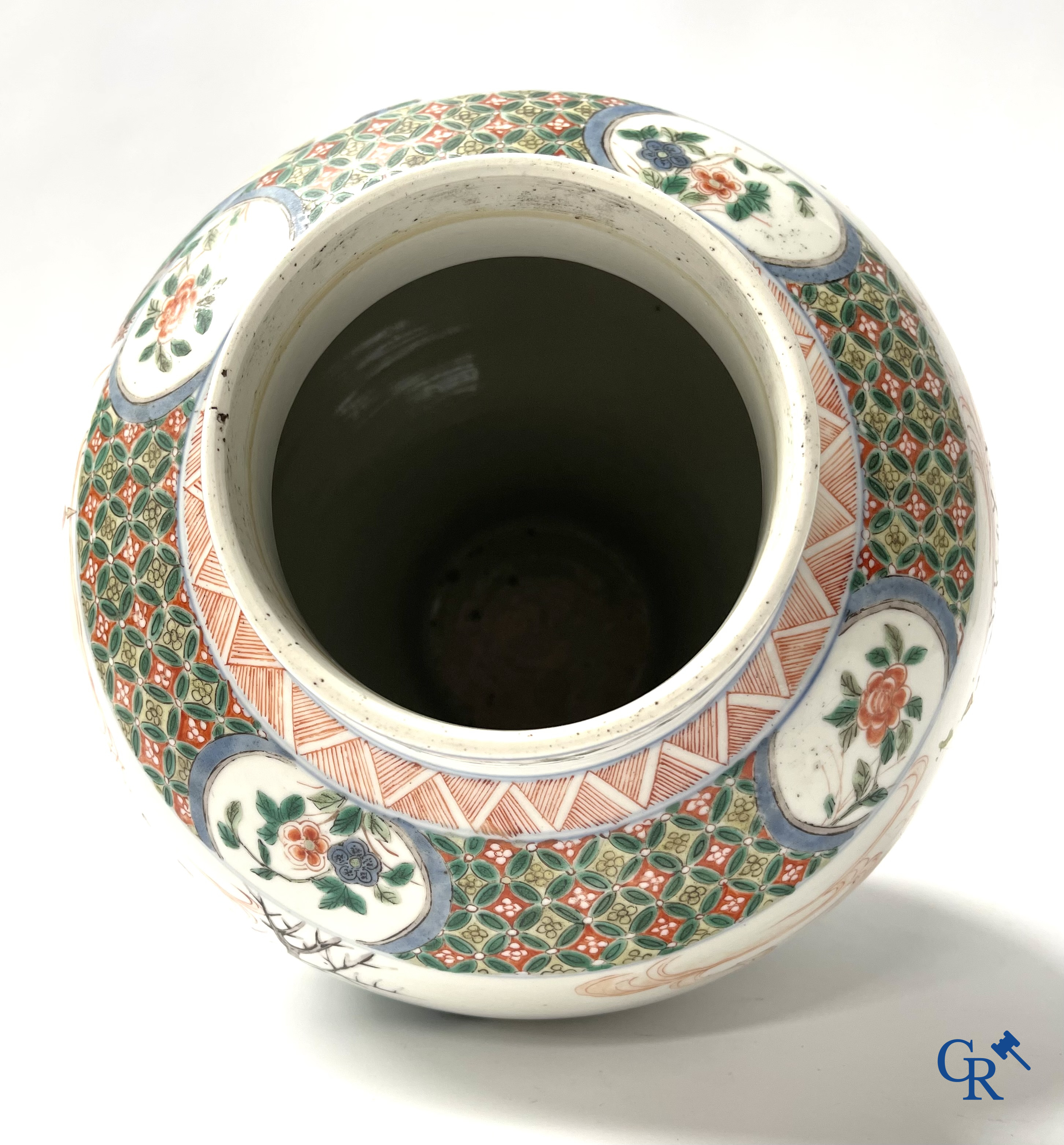 Aziatica, een Chinese famille verte dekselvaas met krijgers en paarden. 19e eeuw.