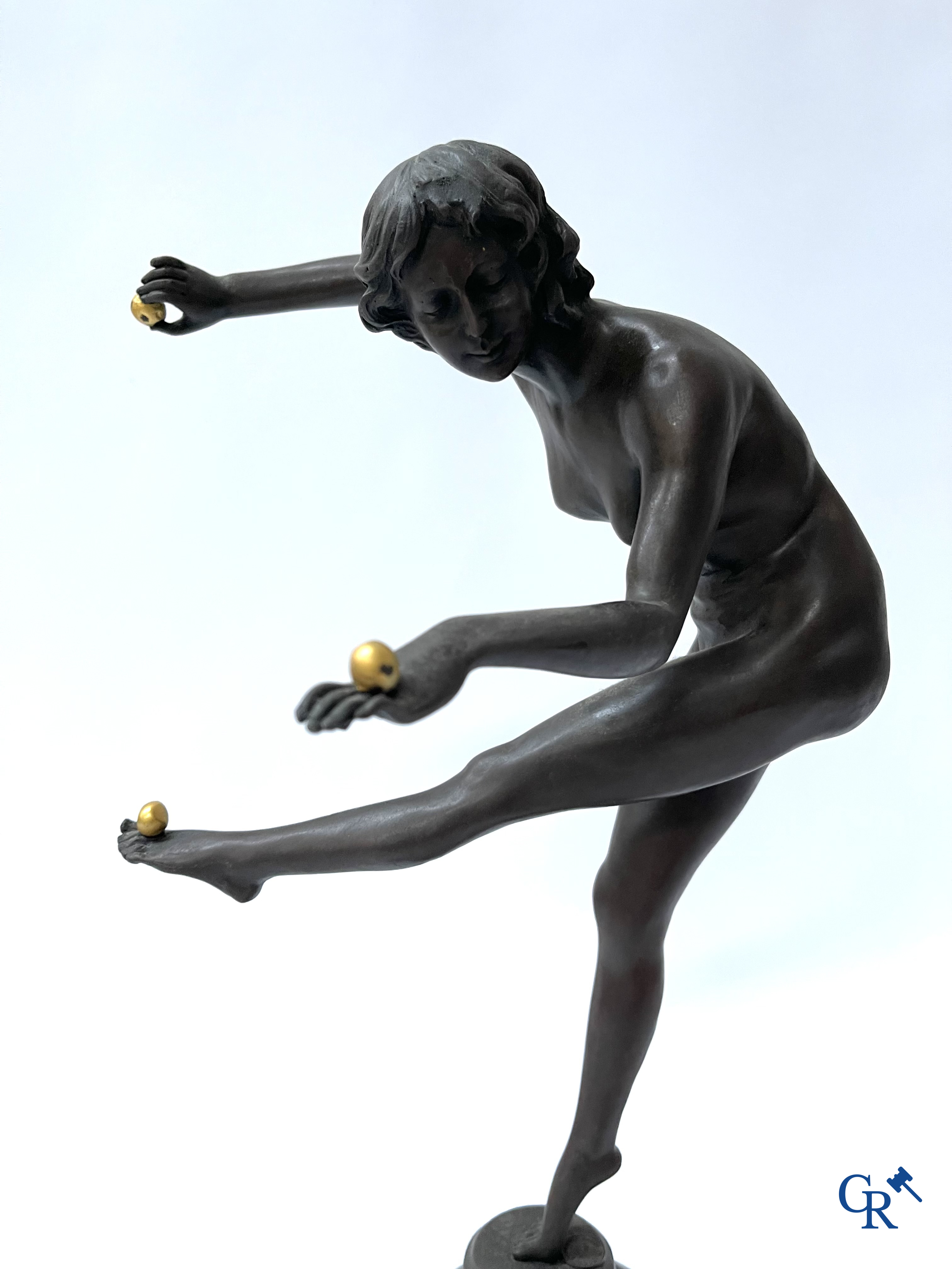 Une danseuse Art Déco d'après Colinet en bronze et marbre. A titre posthume. Bronze garanti J.B. déposée. XXème siècle.