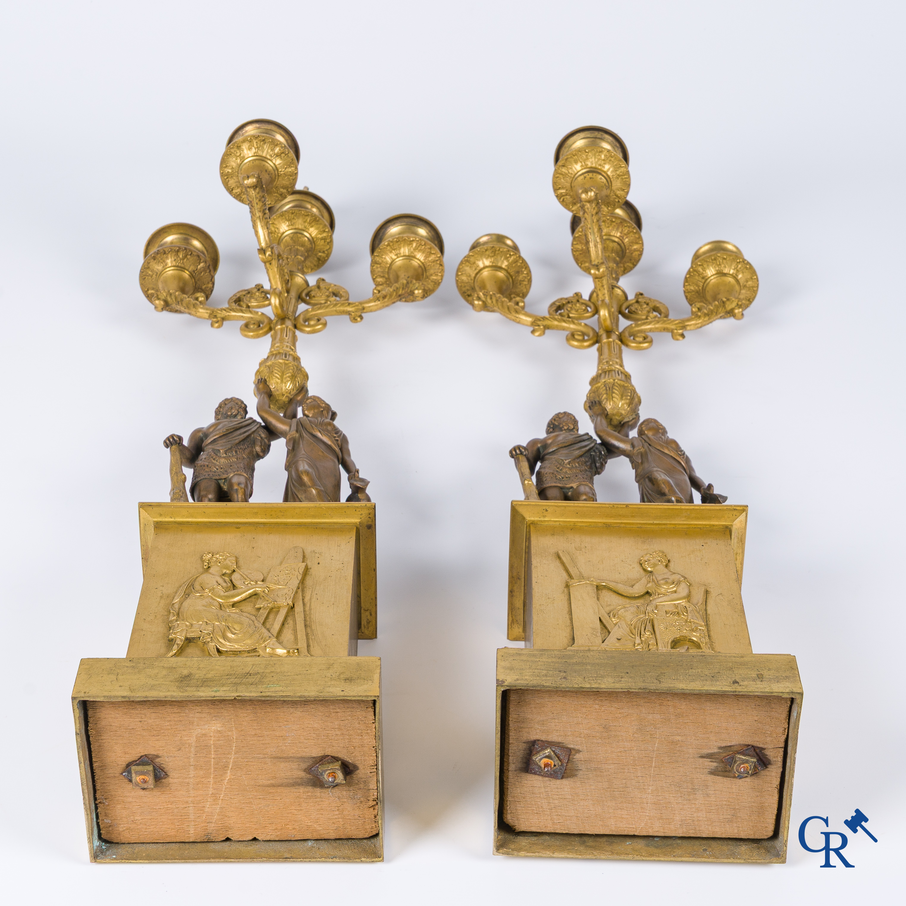 Epoque Empire. Paire de grands candélabres en bronze avec des personnages dans le style antique. Empire, vers 1815.