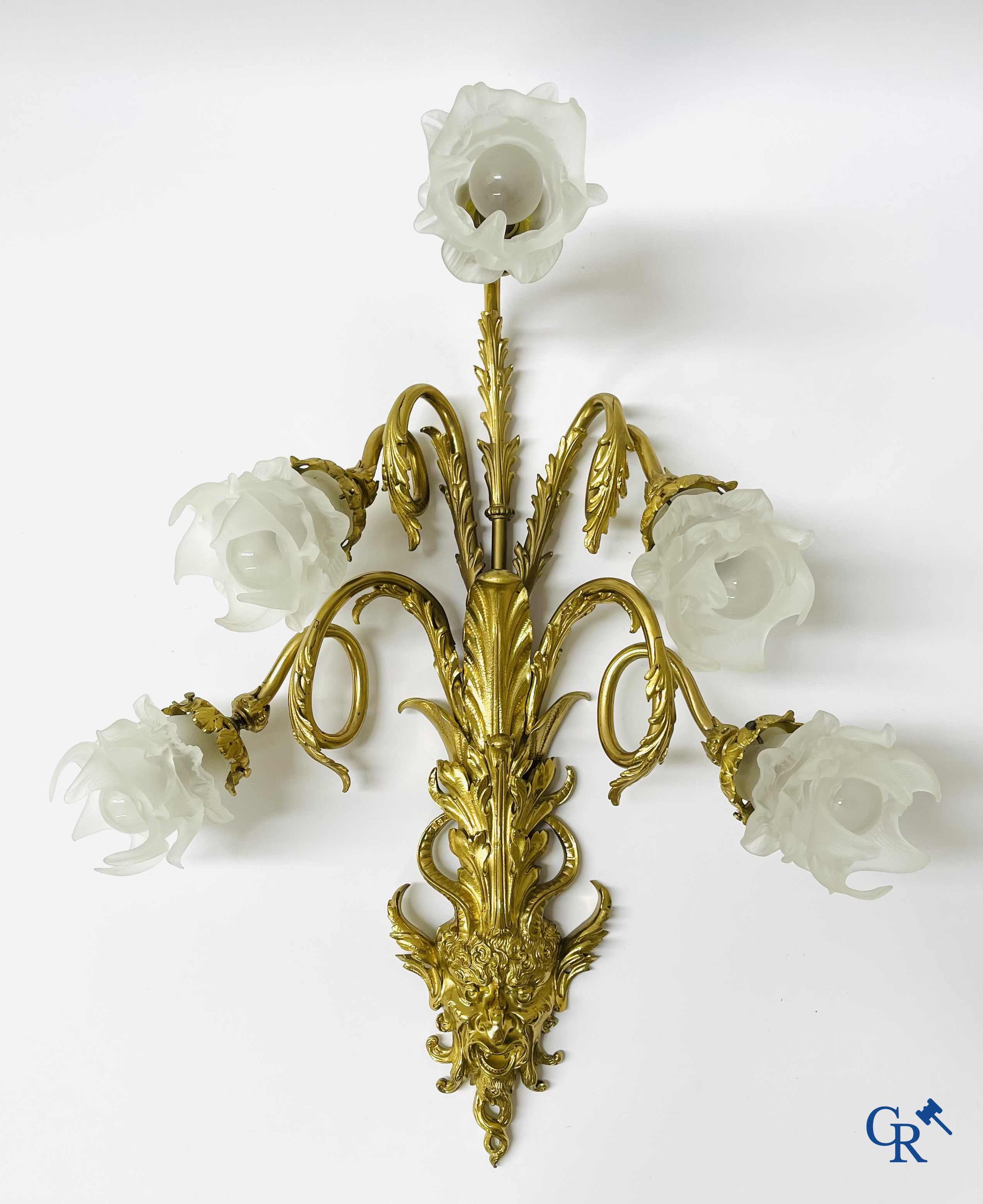 Een paar imposante bronzen wandlichten met telkens 5 lichtpunten en saterhoofden. Napoleon III-stijl.