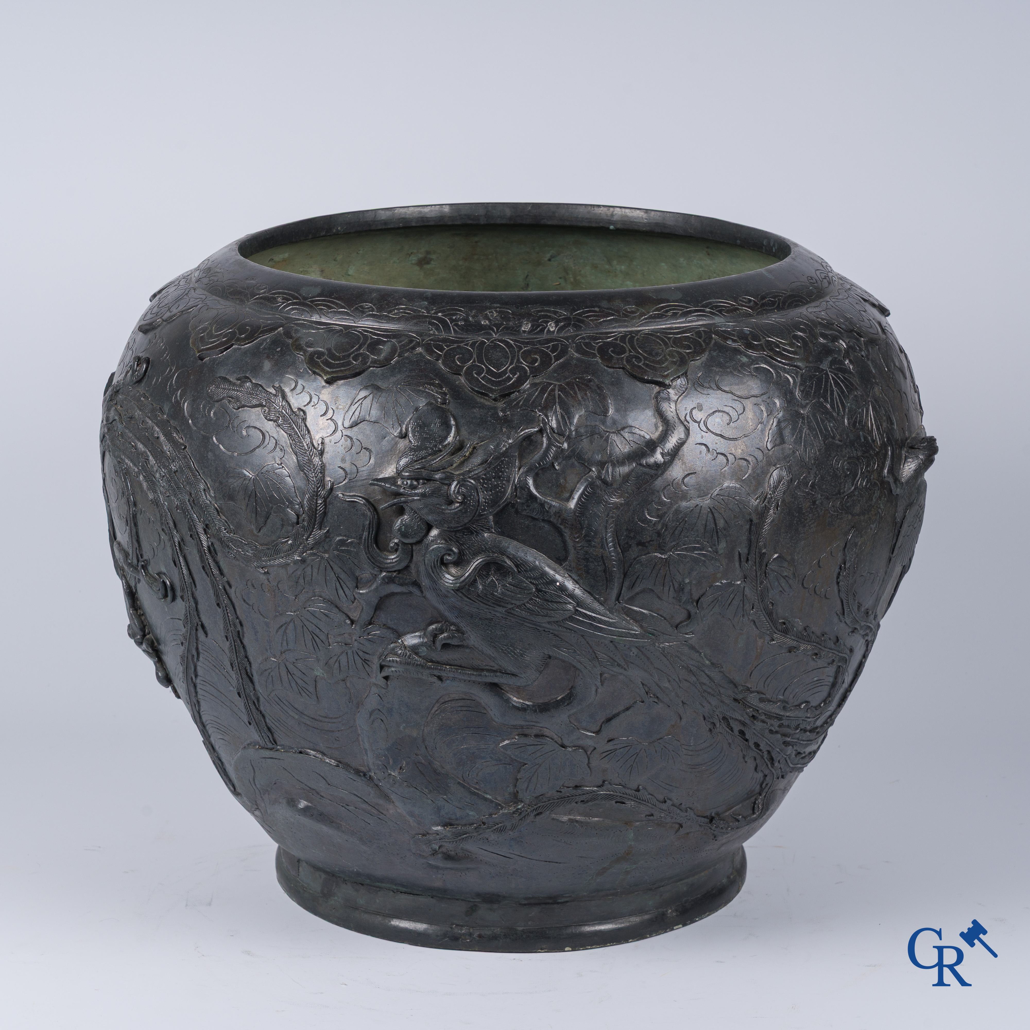 Art Asiatique, une grande jardinière japonaise en bronze avec des oiseaux phénix. 19ème siècle.