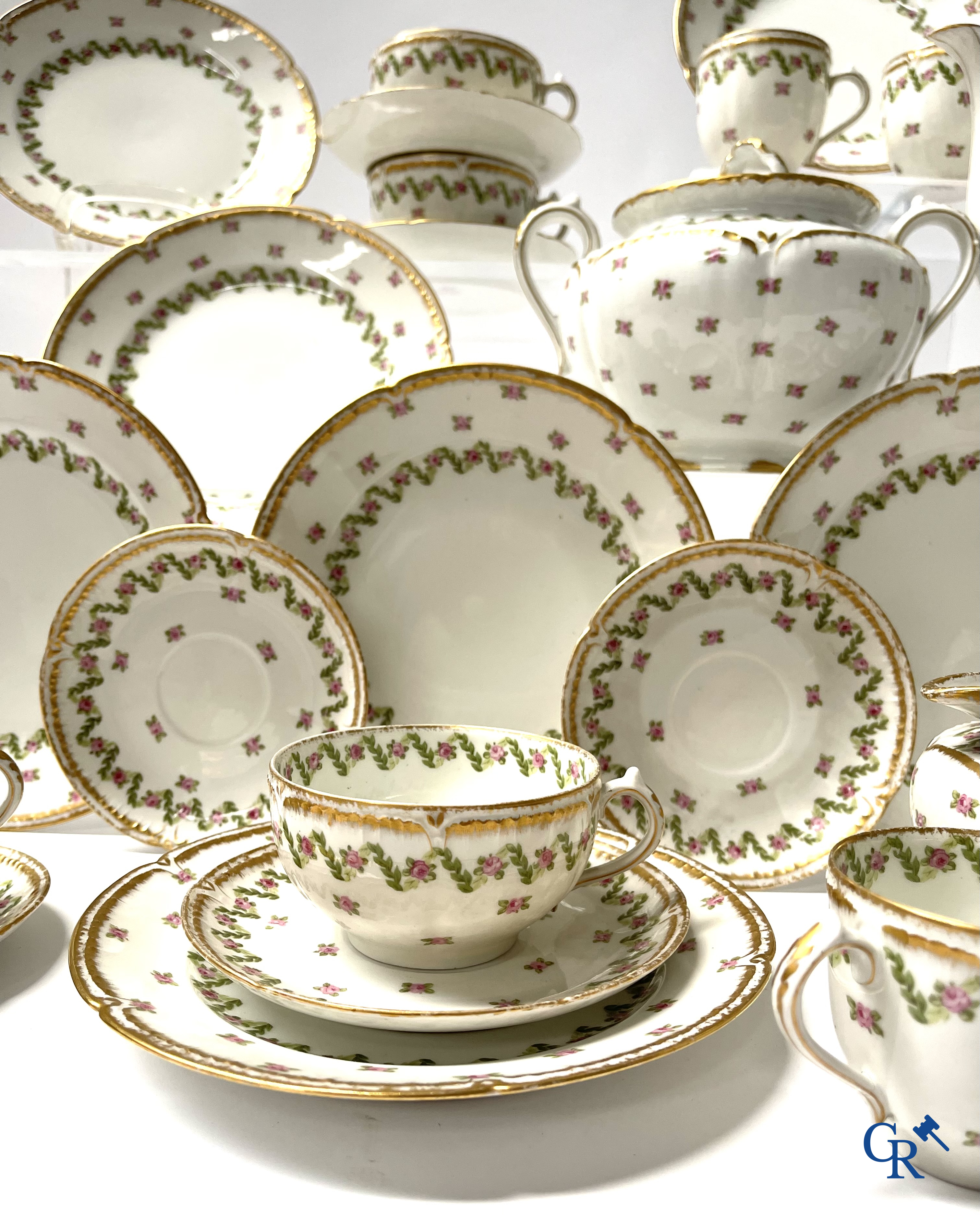 Een koffie- en theeservies met 12 dessert borden in meerkleurig gedecoreerd en verguld  Frans porselein. Circa 1900.