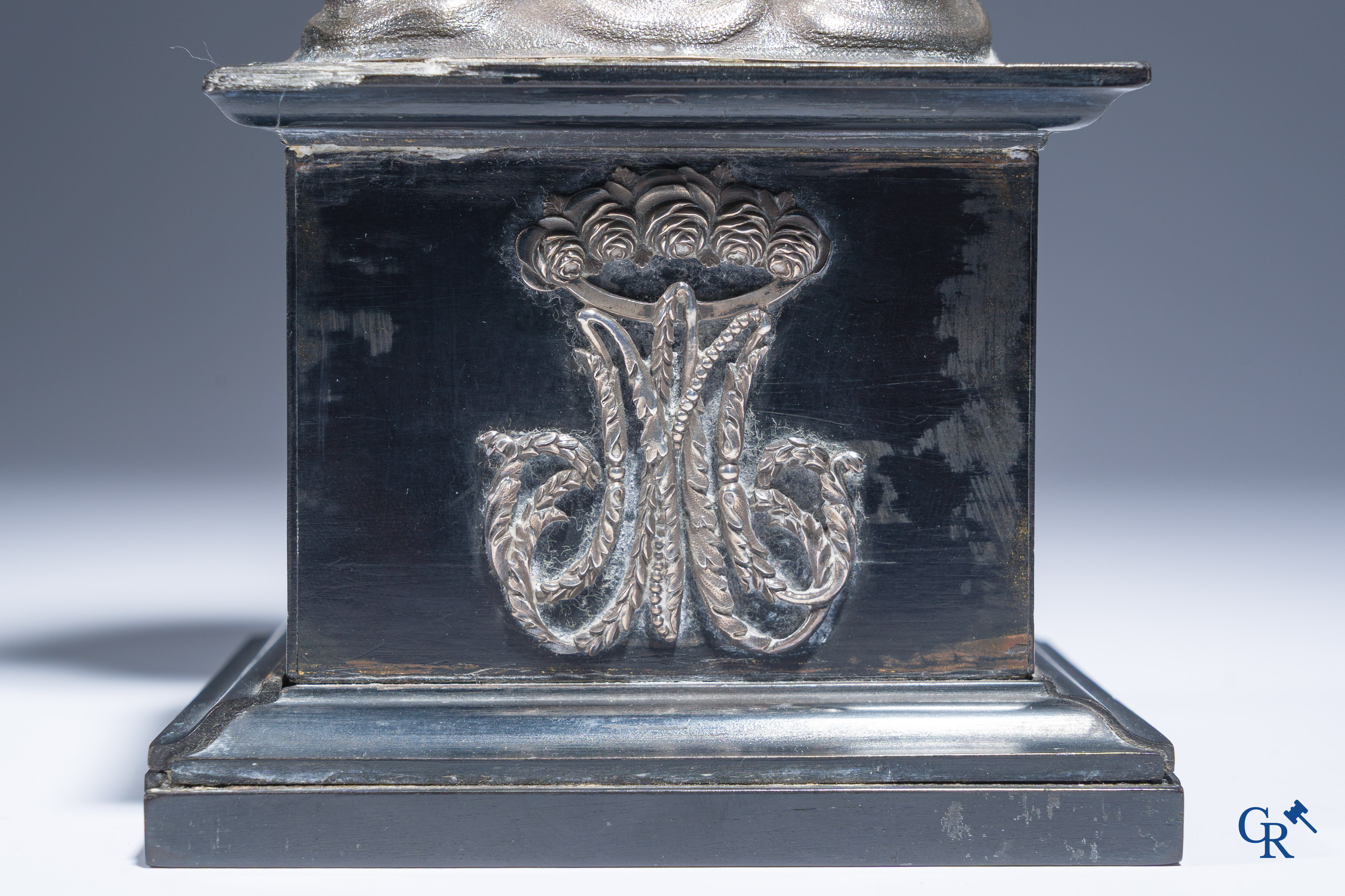 Een zilveren beeld van de Maagd Maria op een zwartgelakte sokkel in perelaar. Keurstempels Vieillard en Cérès.