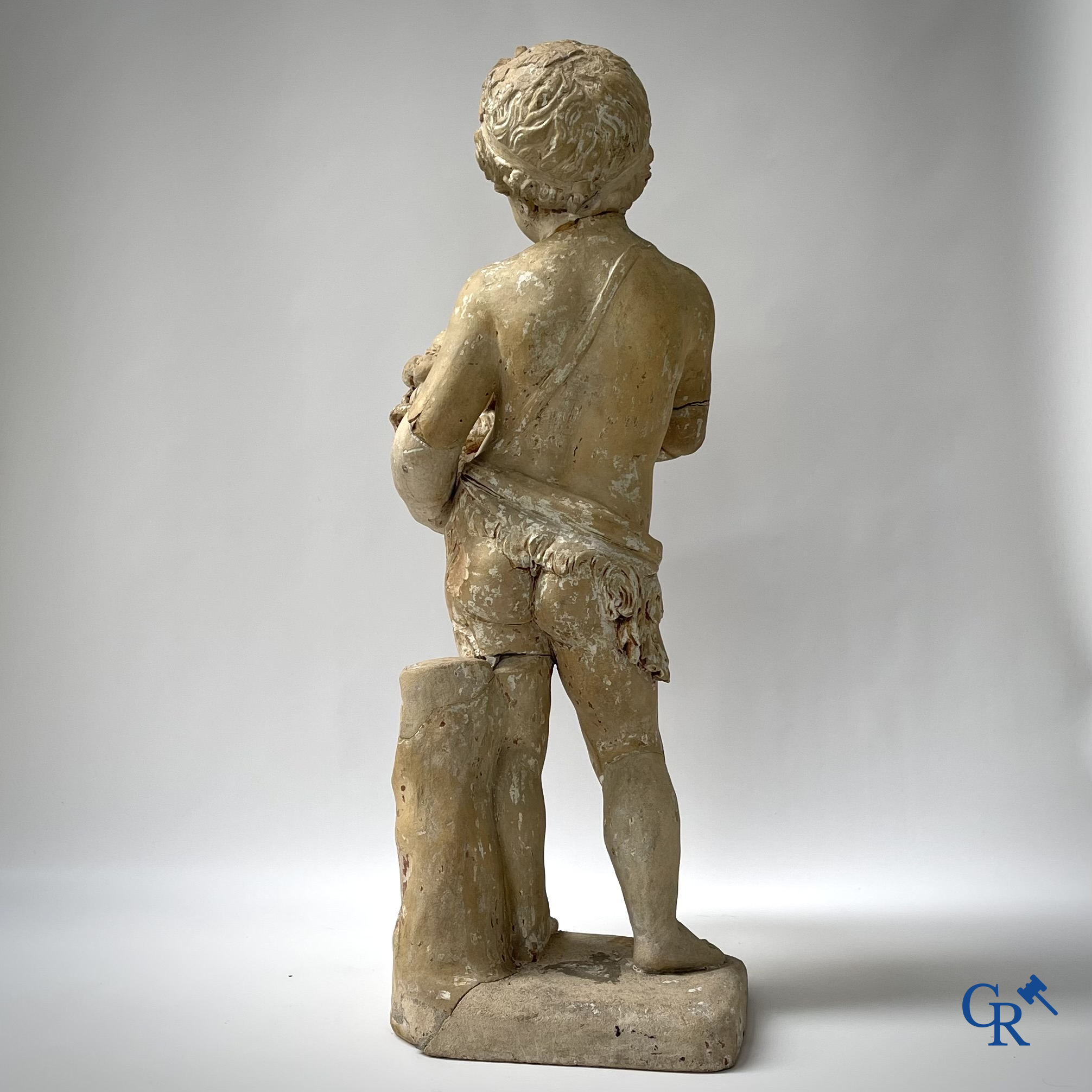 Antiek tuinbeeld. Een engel met bloemenmand in terra cotta. Eind 18e eeuw.