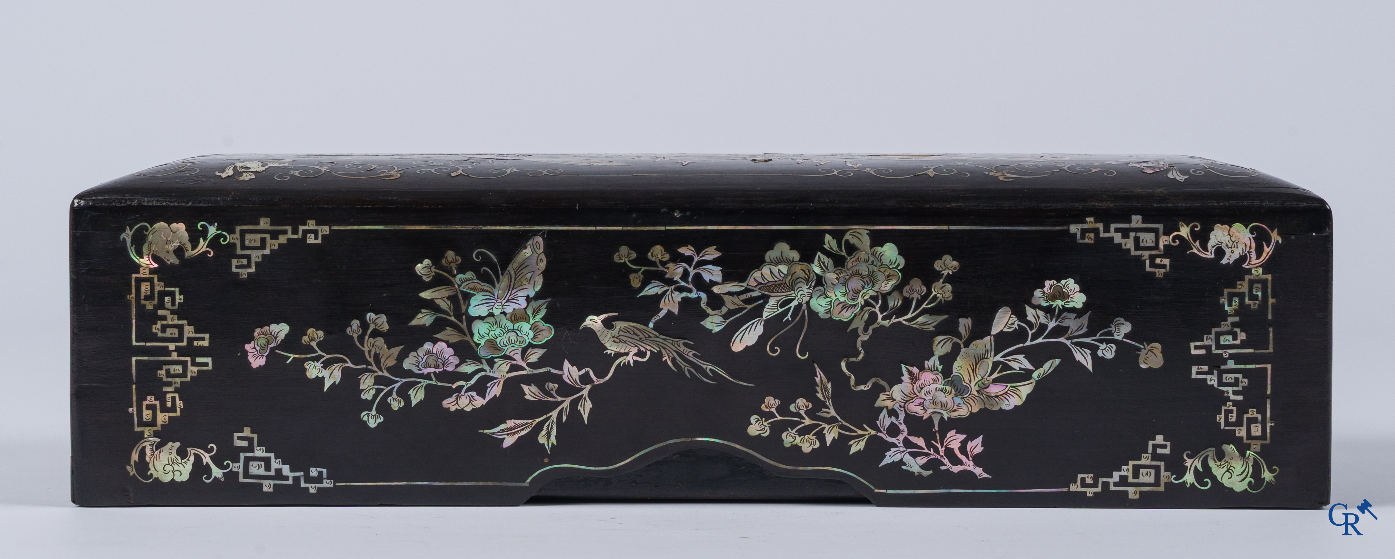 Aziatica, een Vietnamese met parelmoer ingelegde houten dekseldoos. 19e eeuw.