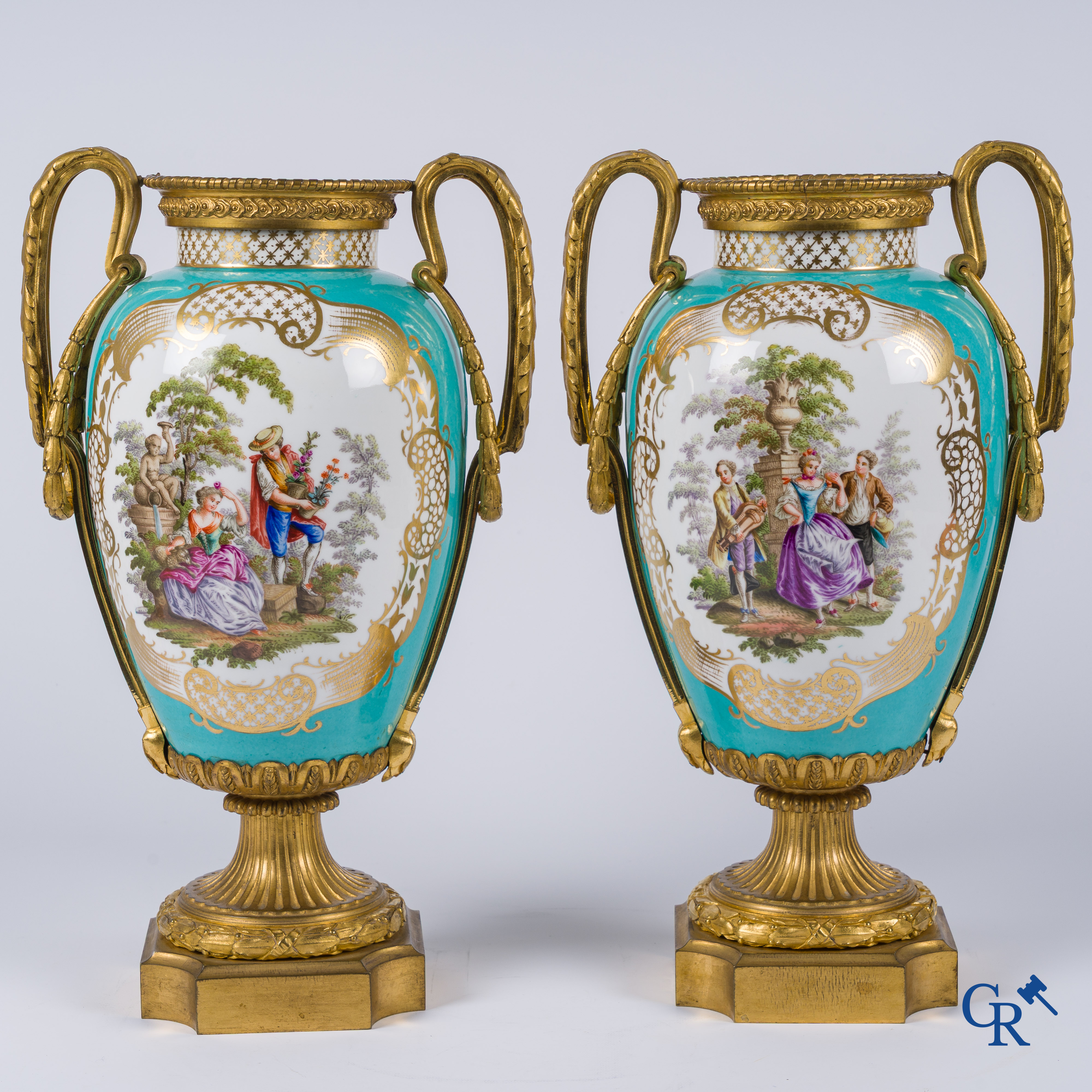 Meissen, een paar vazen met romantische taferelen in porselein en fijn geciseleerde bronzen monturen. LXVI-stijl.