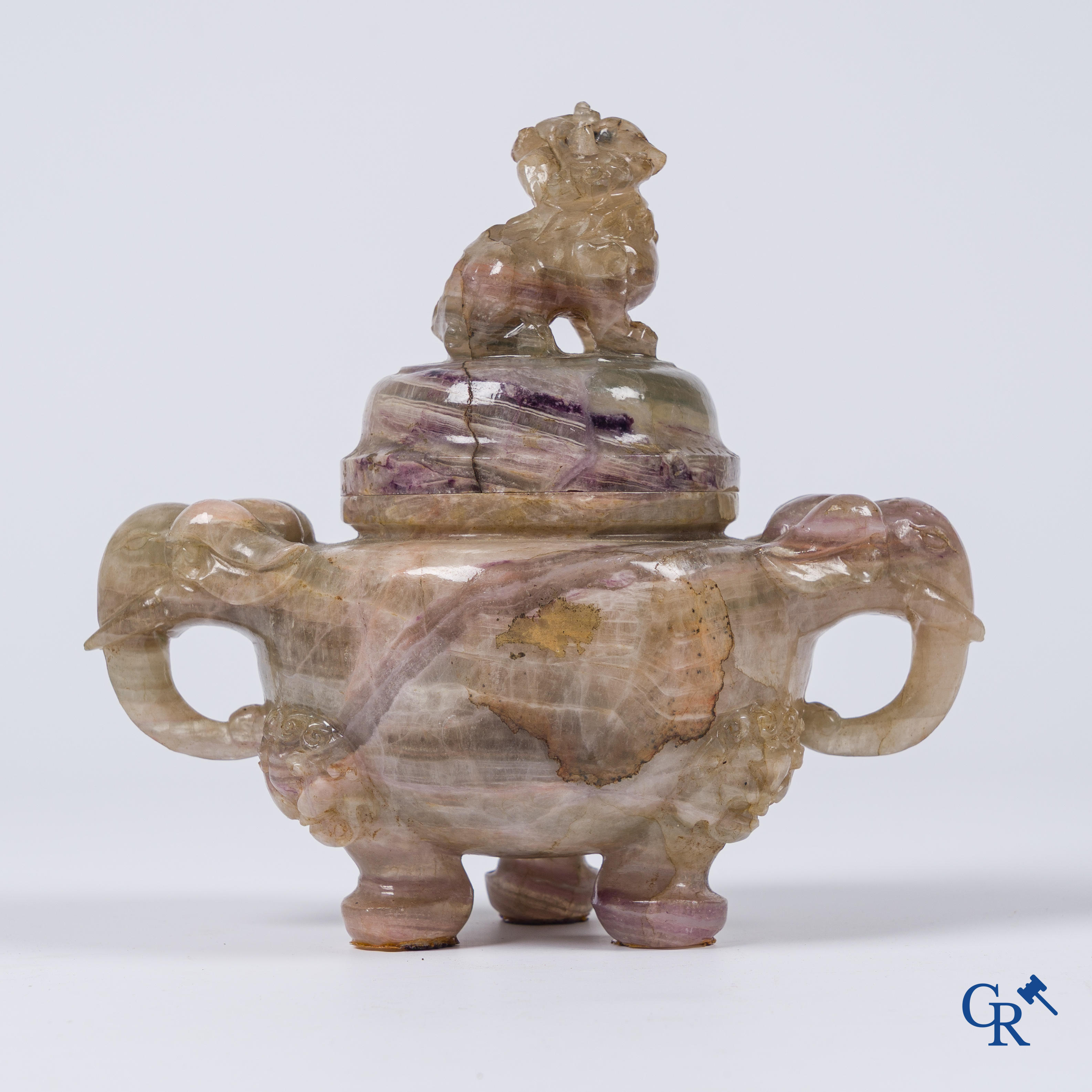 Asian Art. A Chinese three-legged incense burner with lid in Spath Fluor. 19th century.