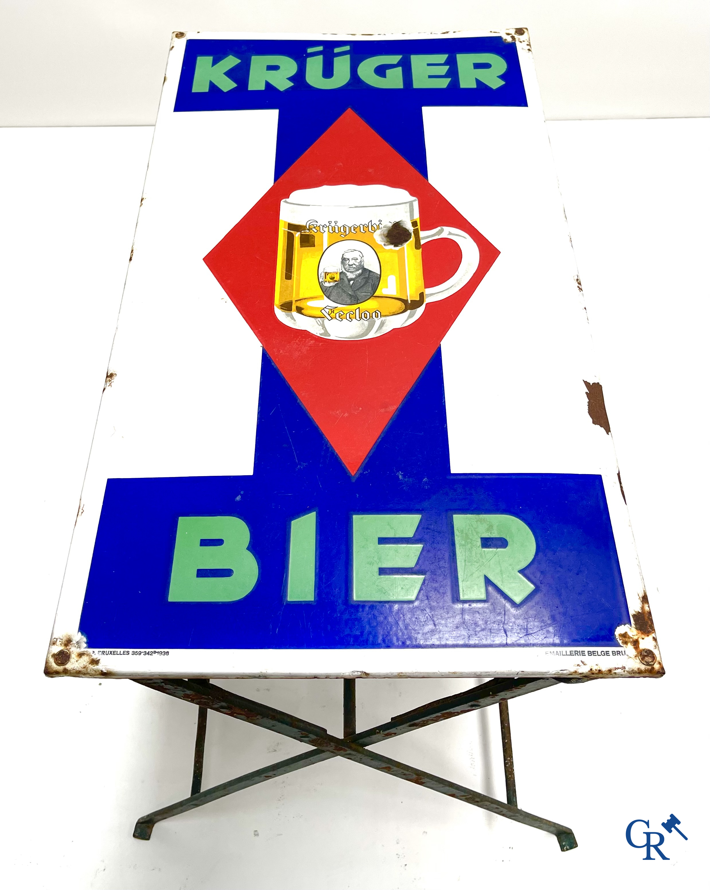 Krüger Pils Eeclo, une originale table de terrasse bistrot avec une plaque émaillée publicitaire pour la bière Krüger. Emaillerie Belge 1936.