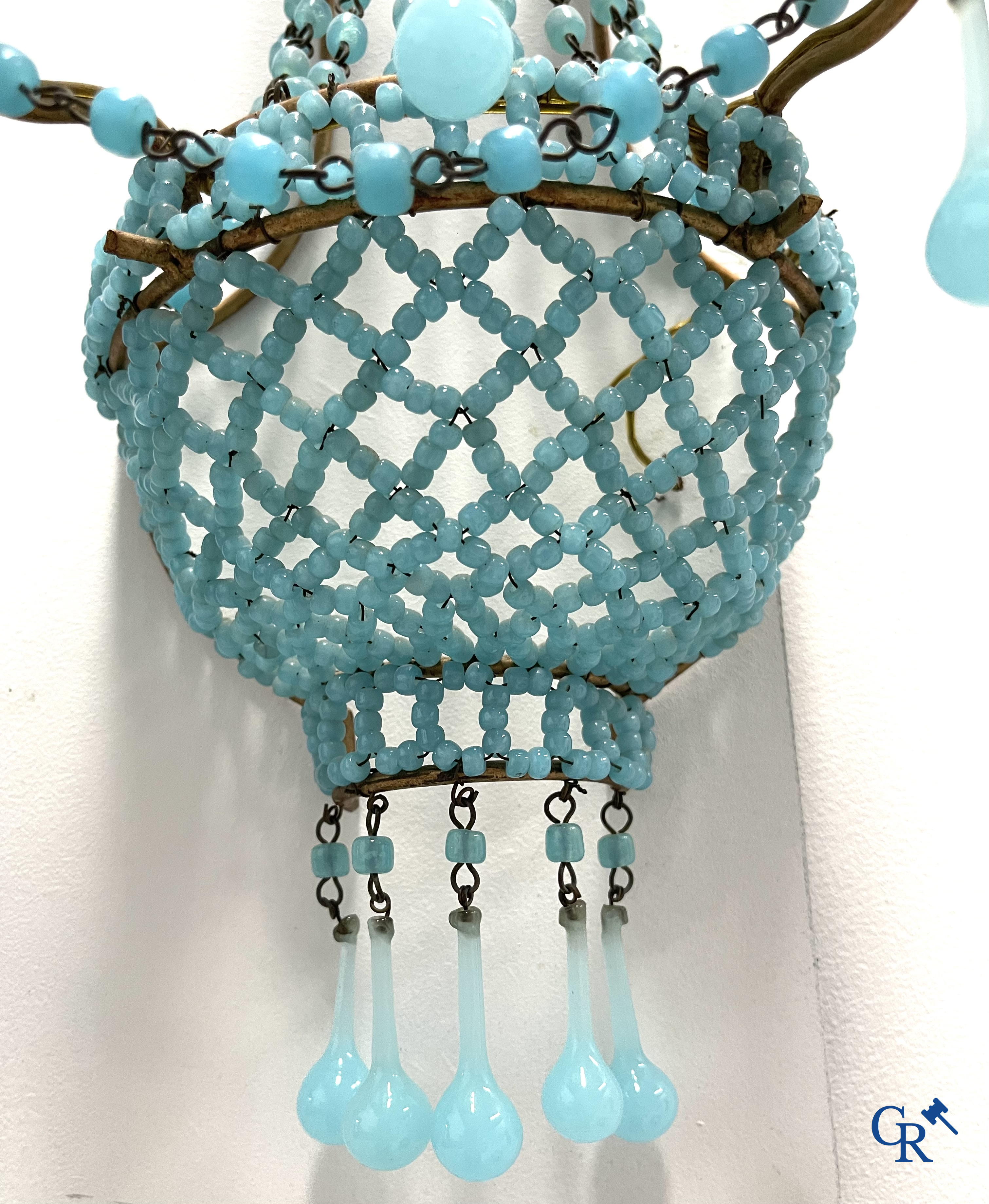 Éclairage, lustres. Belle paire d'appliques en laiton doré et opaline bleue.