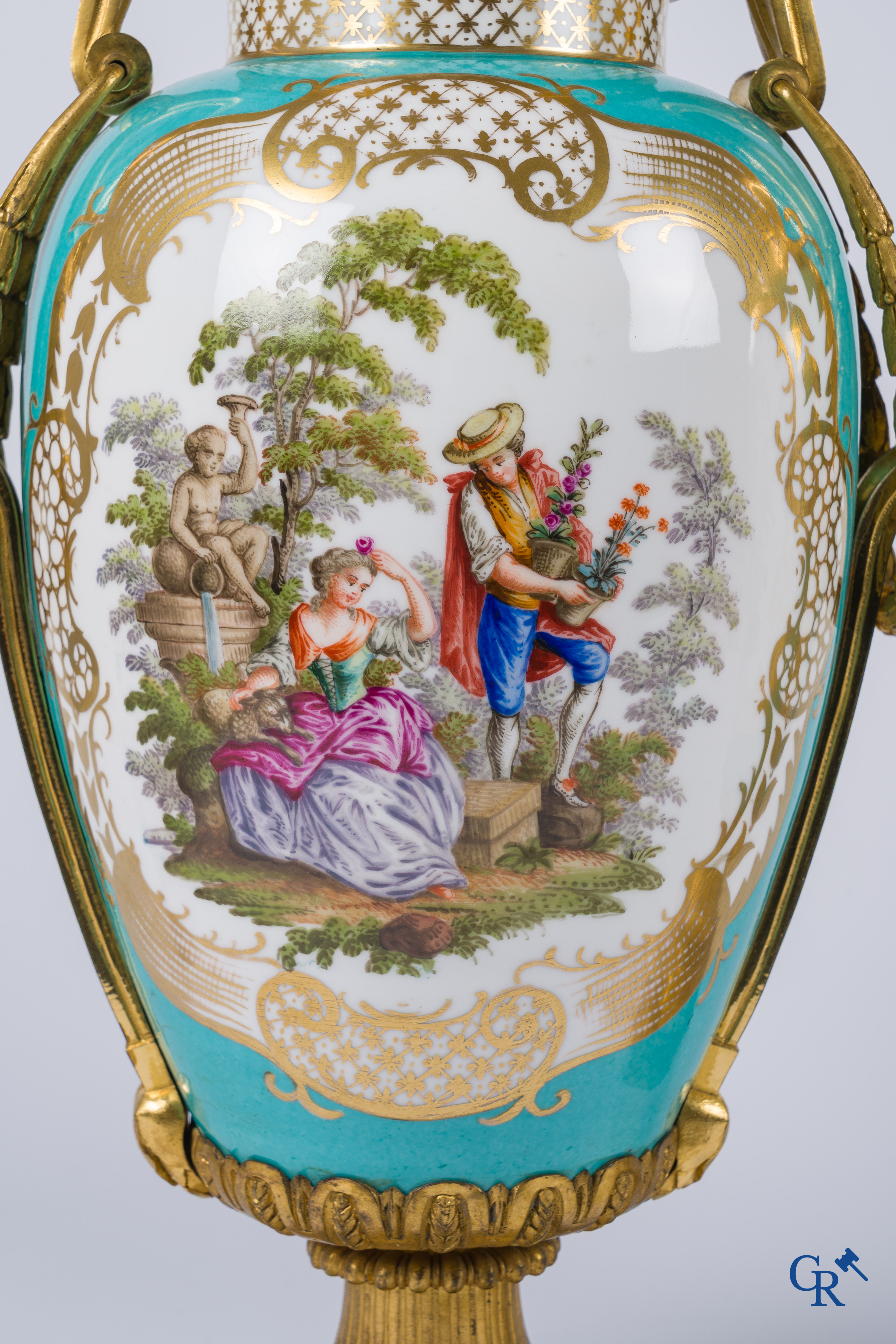 Meissen, een paar vazen met romantische taferelen in porselein en fijn geciseleerde bronzen monturen. LXVI-stijl.