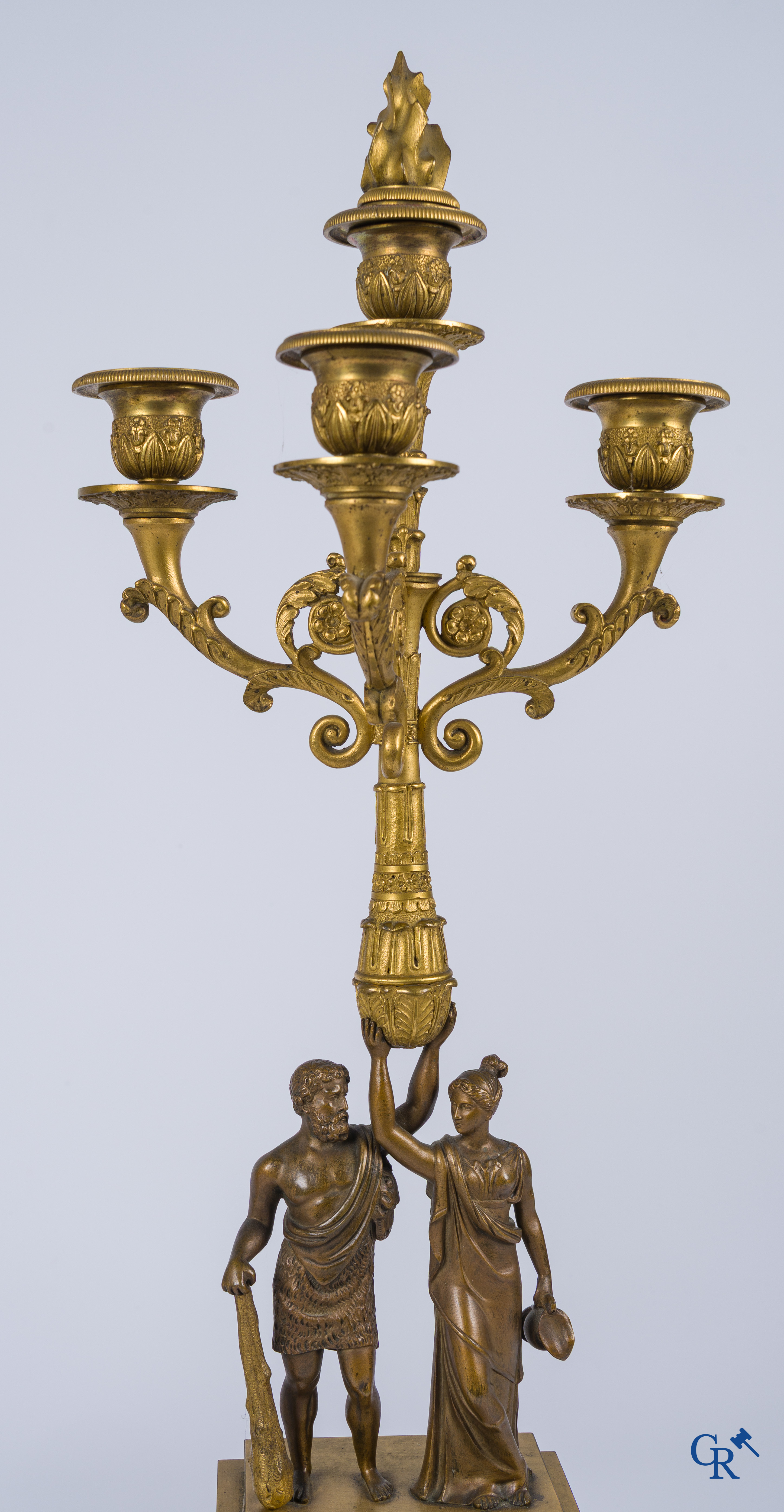 Epoque Empire. Paire de grands candélabres en bronze avec des personnages dans le style antique. Empire, vers 1815.