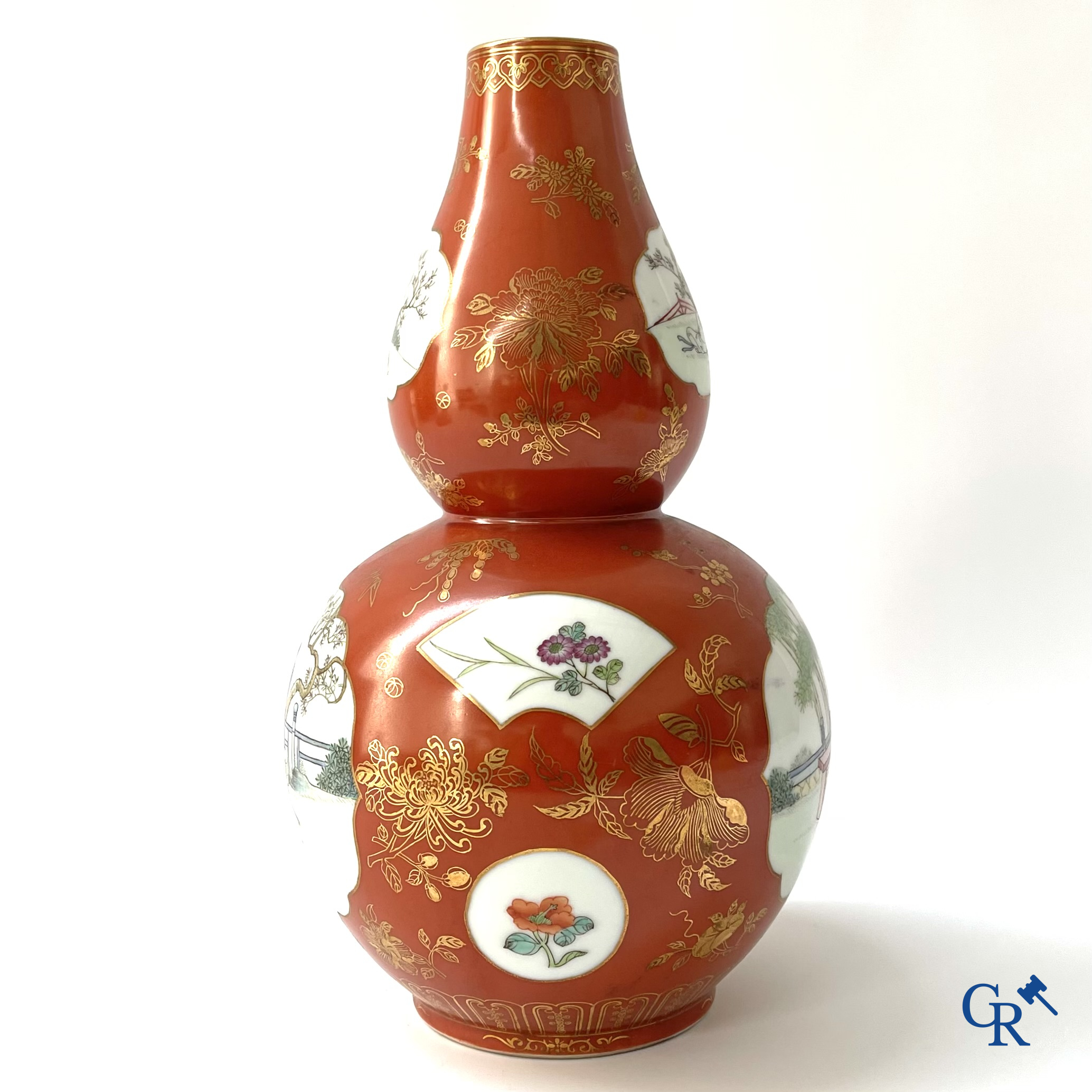 Aziatica, Chinees porselein. Een Chinese vaas met personages. Met zegelmerk. 20ste eeuw.