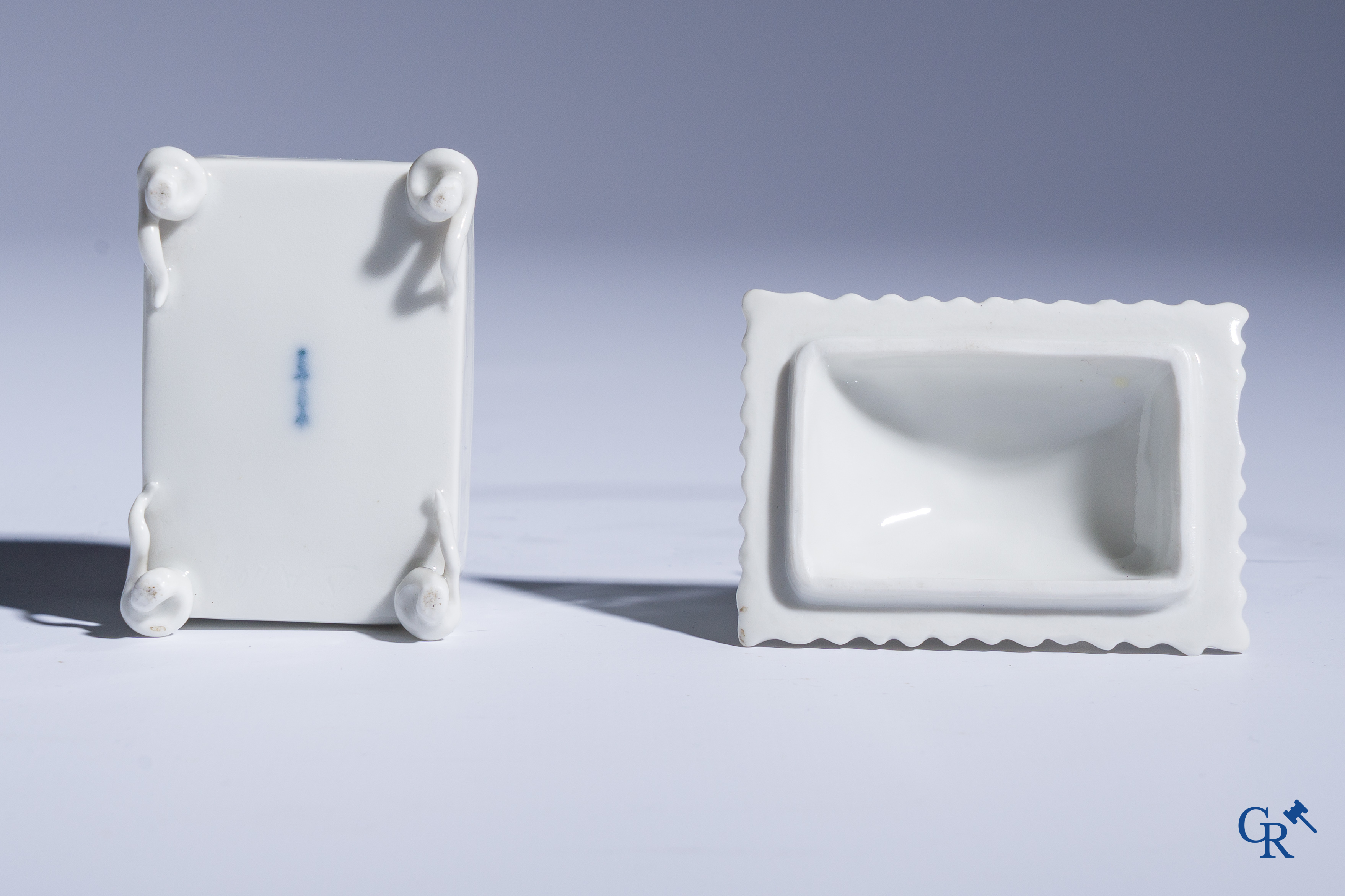 Koninklijke Porselein Fabriek Berlijn, KPM. Uitzonderlijk porseleinen inktstel in Aziatische stijl. Periode 1780-1830.