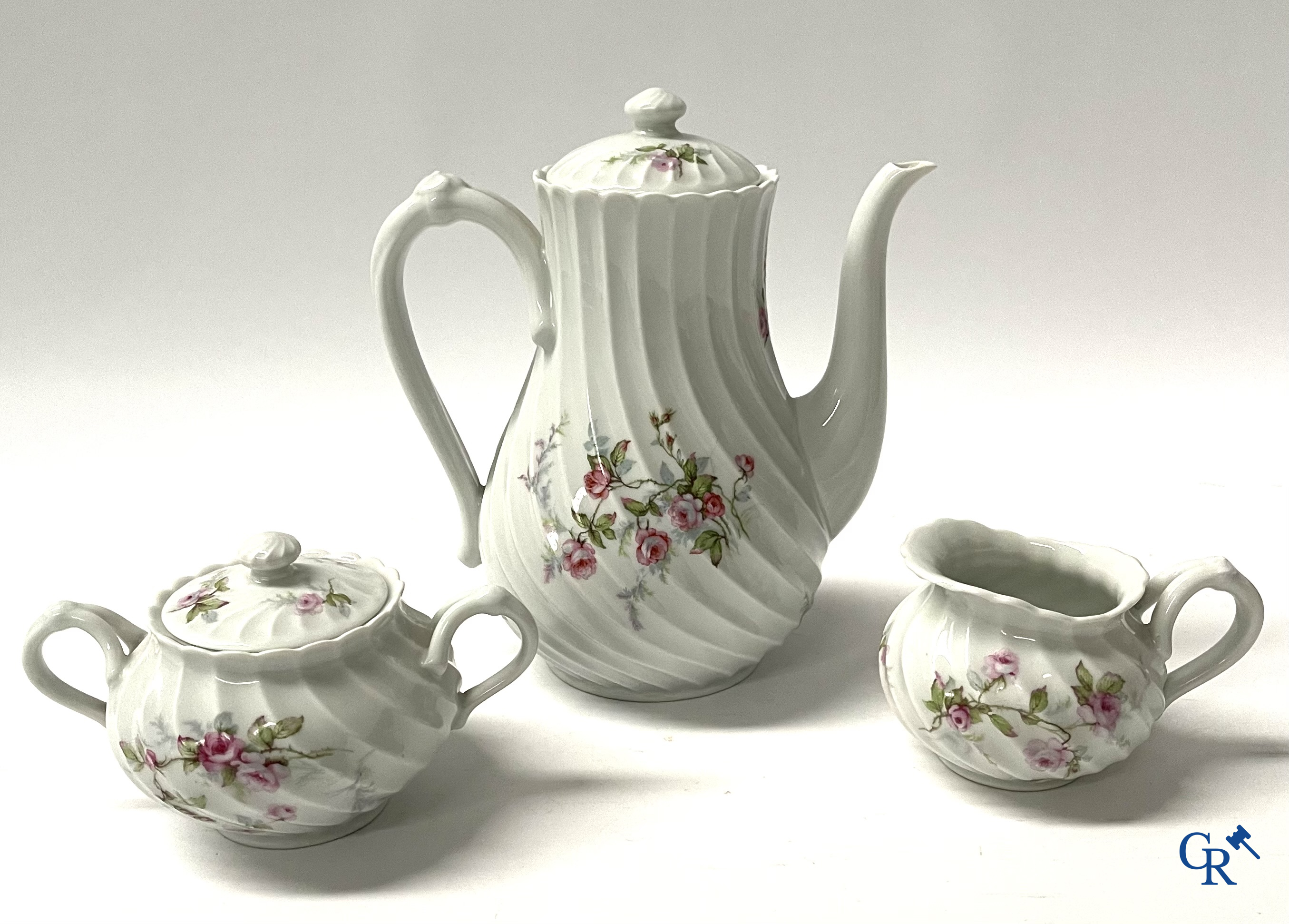 Haviland Limoges. Een uitgebreid handgeschilderd koffieservies in Frans porselein. Circa 1900.