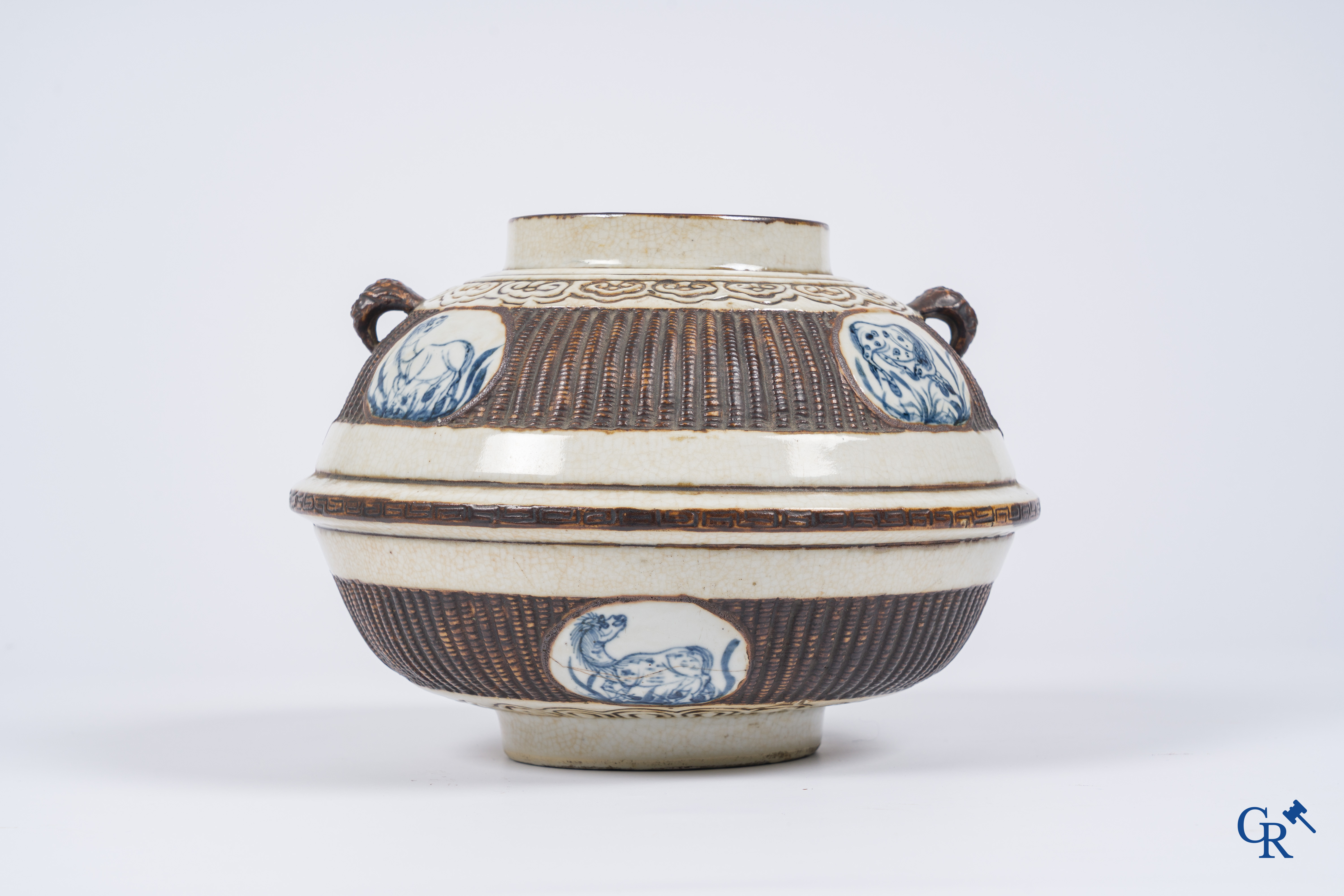 Aziatica, Chinees porselein. Een Chinese craquelé vaas met imitatie vlechtwerk en een decor van paarden. 19e eeuw.