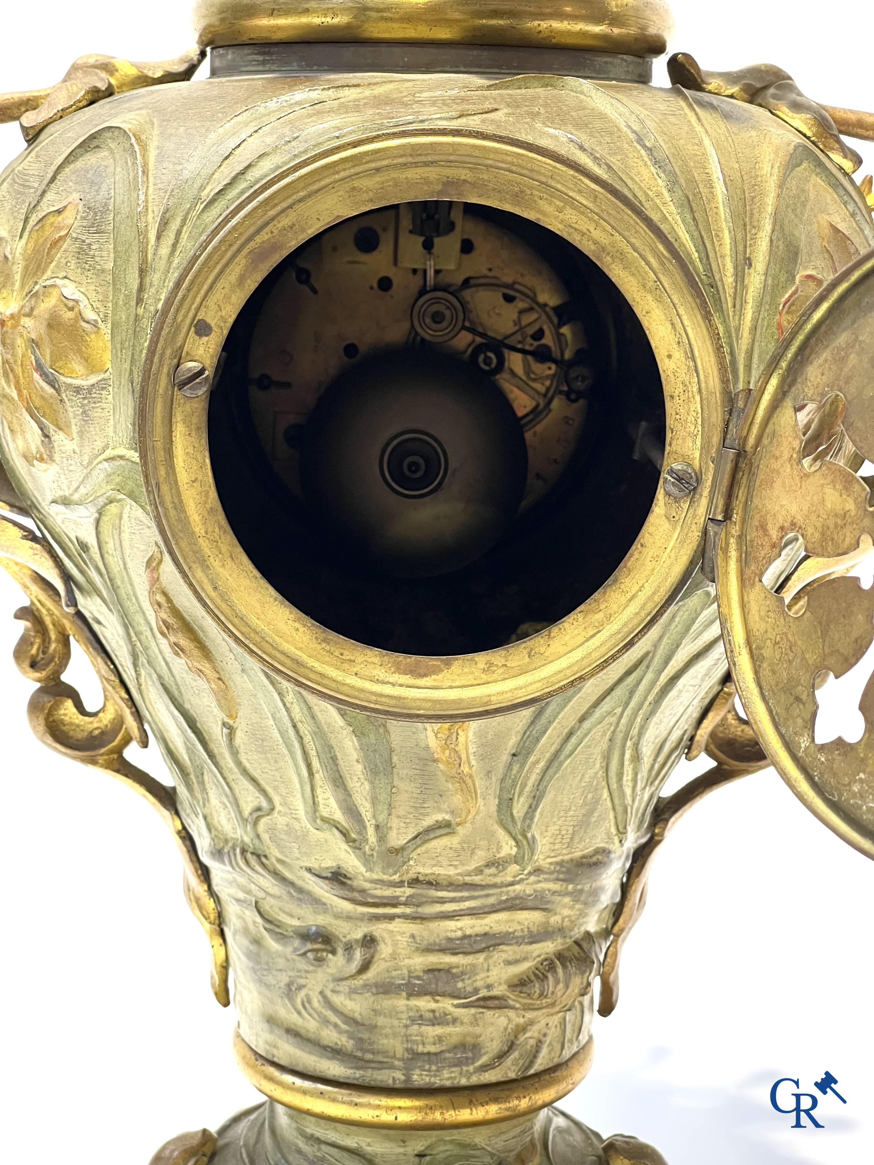 Art Nouveau, een uitzonderlijk 3-delig koud beschilderde bronzen schouwgarnituur met zeedieren. Circa 1900.