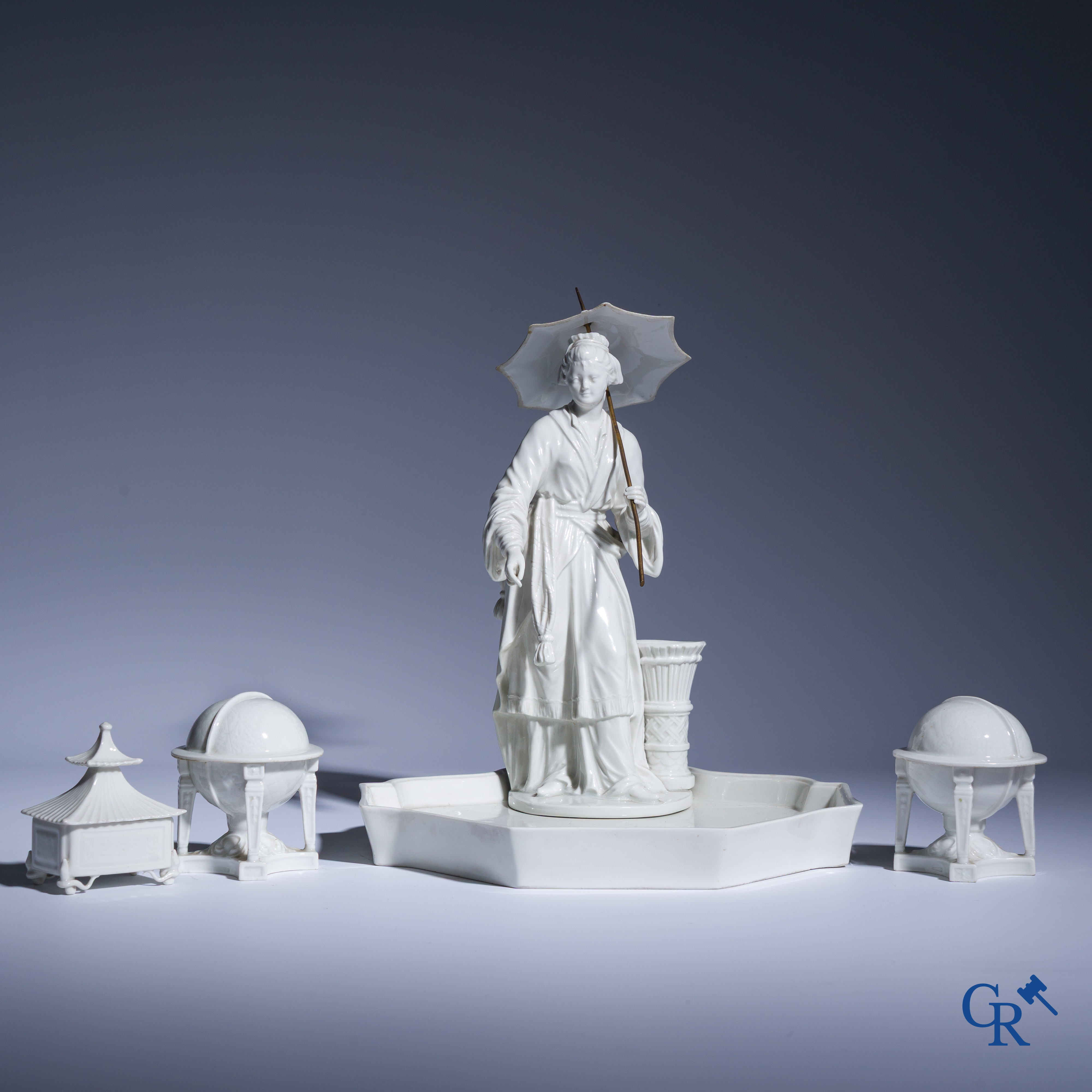 Koninklijke Porselein Fabriek Berlijn, KPM. Uitzonderlijk porseleinen inktstel in Aziatische stijl. Periode 1780-1830.