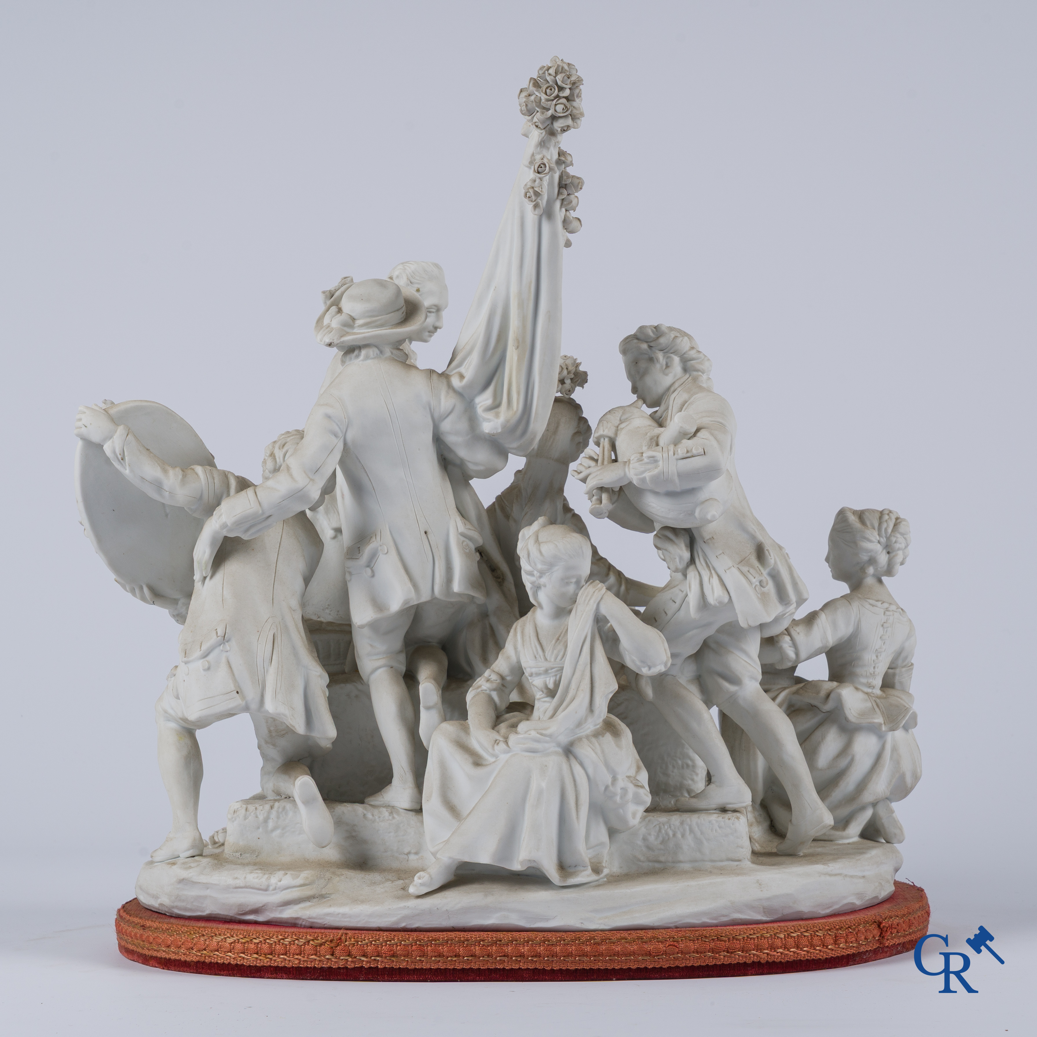 Louis-Simon Boizot (naar) La Couronnement de la Rosière. Groep in biscuit porselein van Sèvres. 19e eeuw.