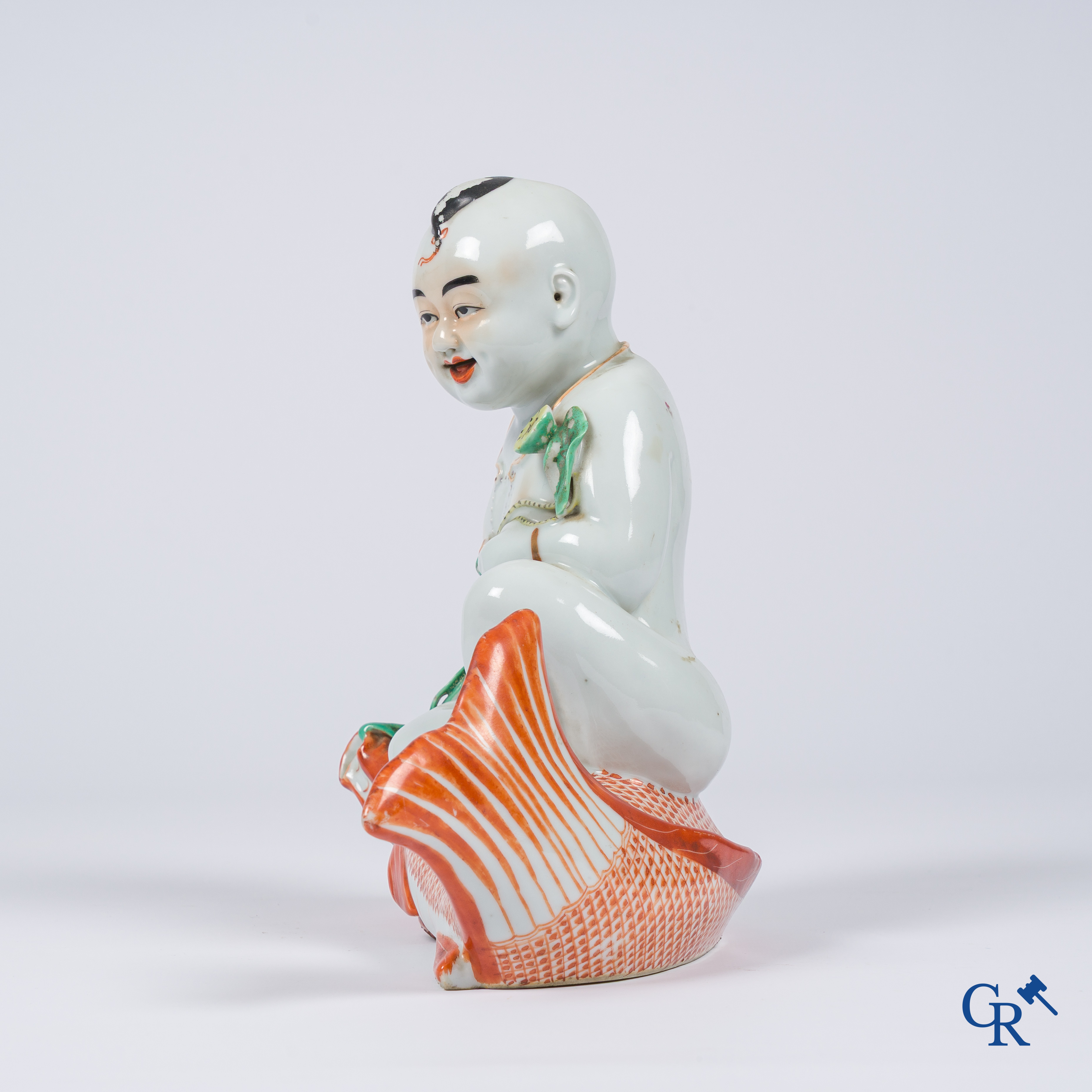 Aziatica, Chinees porselein, famille rose. Voorstelling van een jongen "Tongzi" op een karper. Gemerkt.