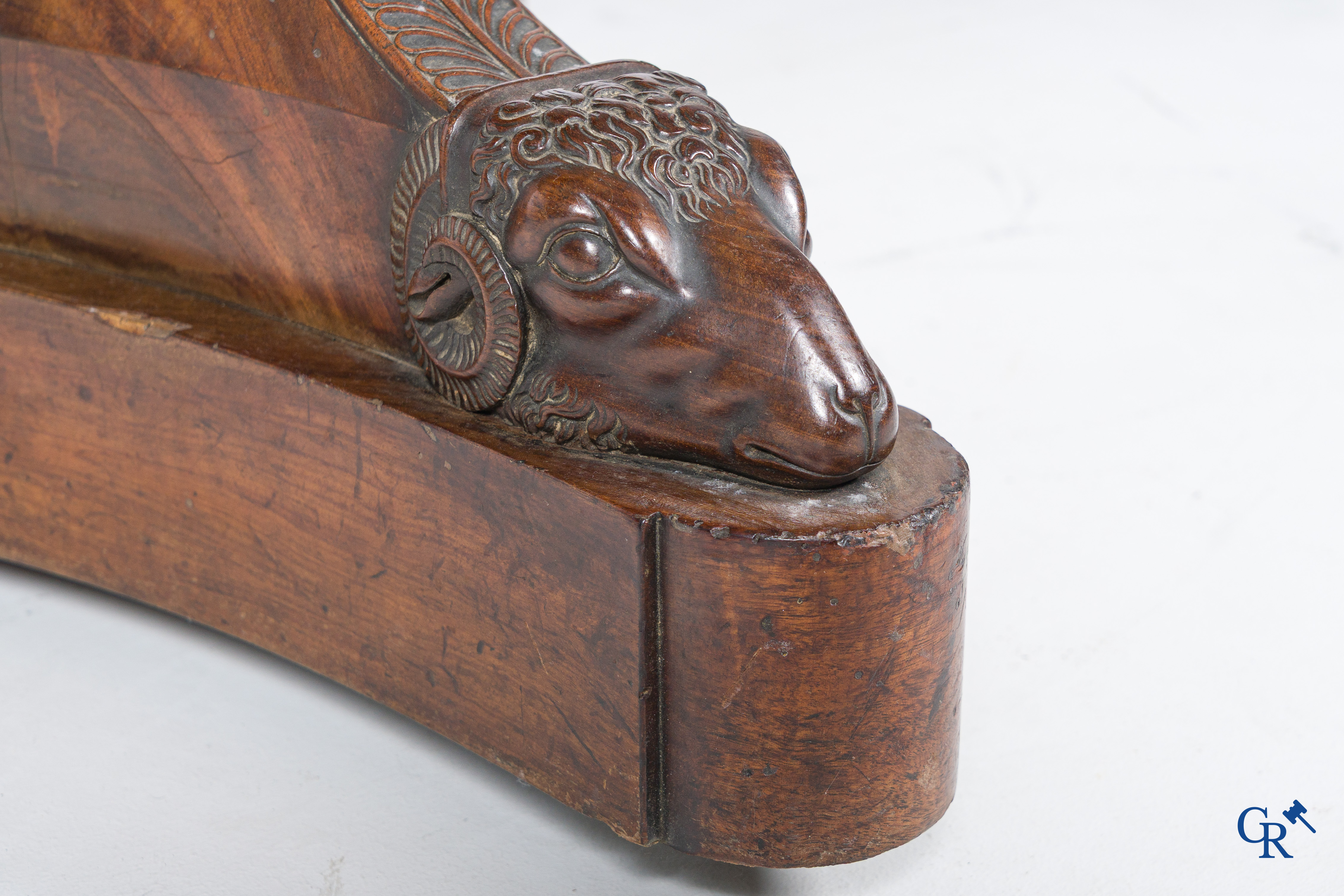 Large round three-legged table with ram heads in mahogany and white marble top. Empire period. 1st quarter 19th century.