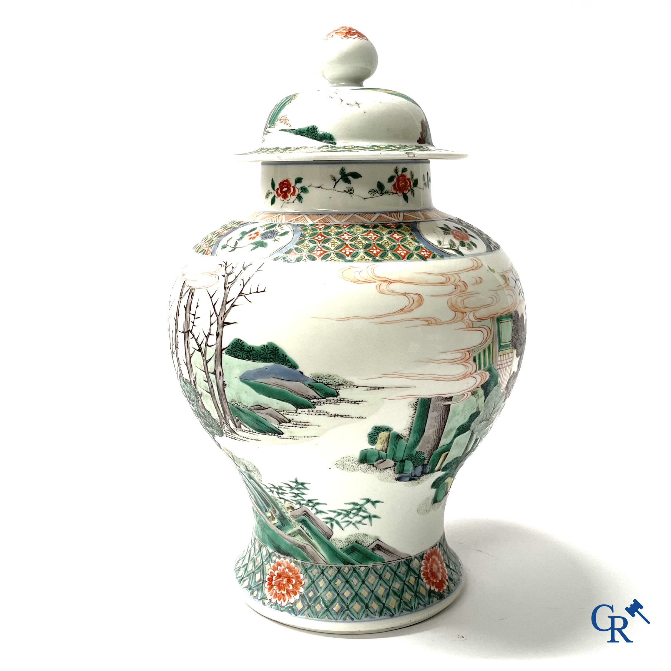 Aziatica, een Chinese famille verte dekselvaas met krijgers en paarden. 19e eeuw.