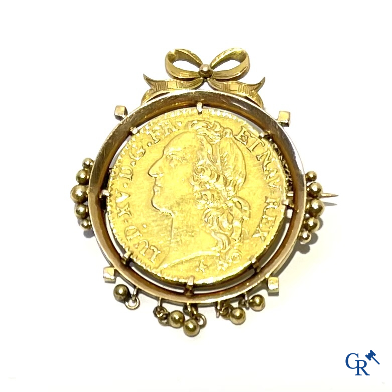 Juwelen. Een gemonteerde gouden munt. Lodewijk XV.