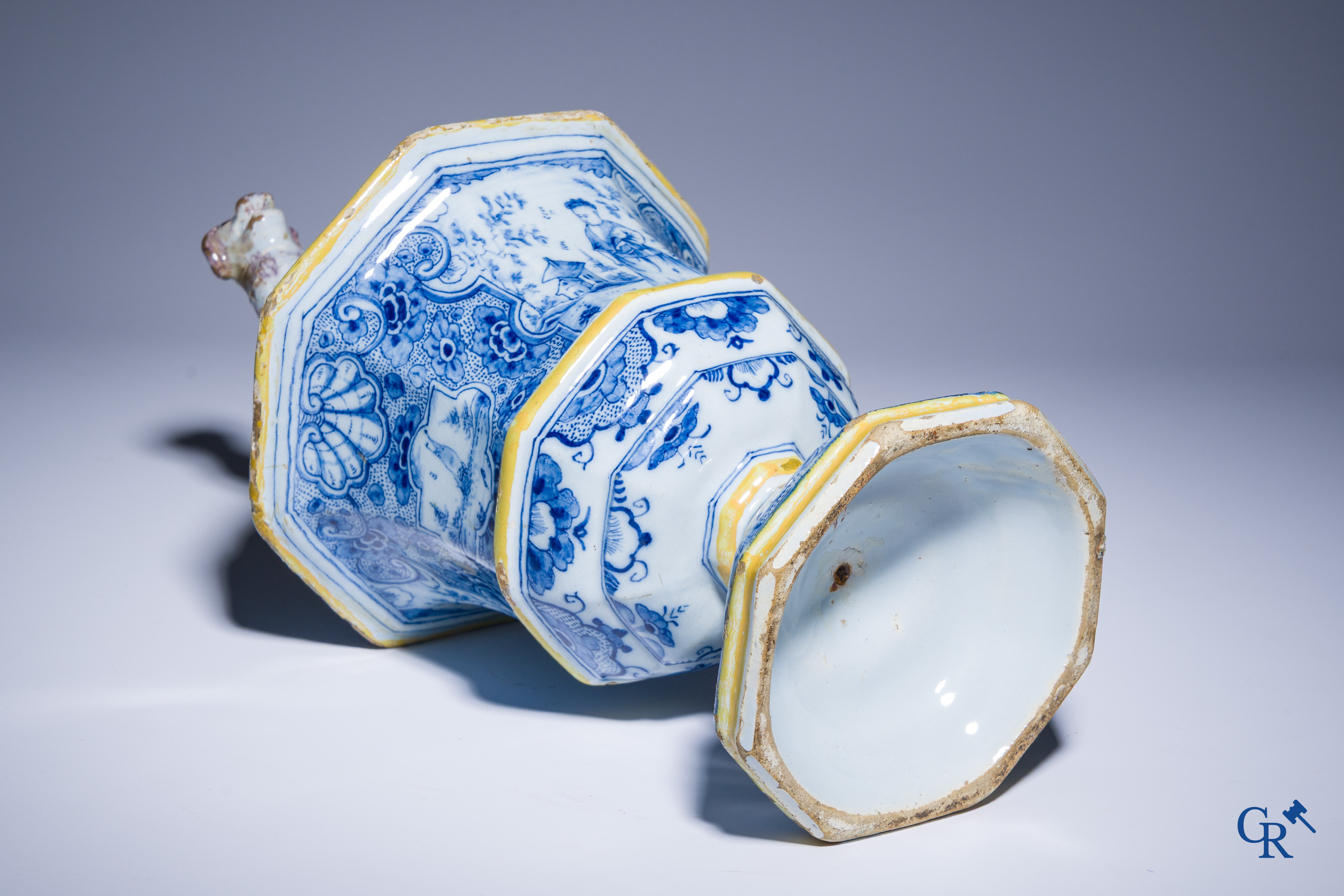 Delfts aardewerk, zeldzame polychrome spaarpot met een zittende hond en taferelen. 18e eeuw.