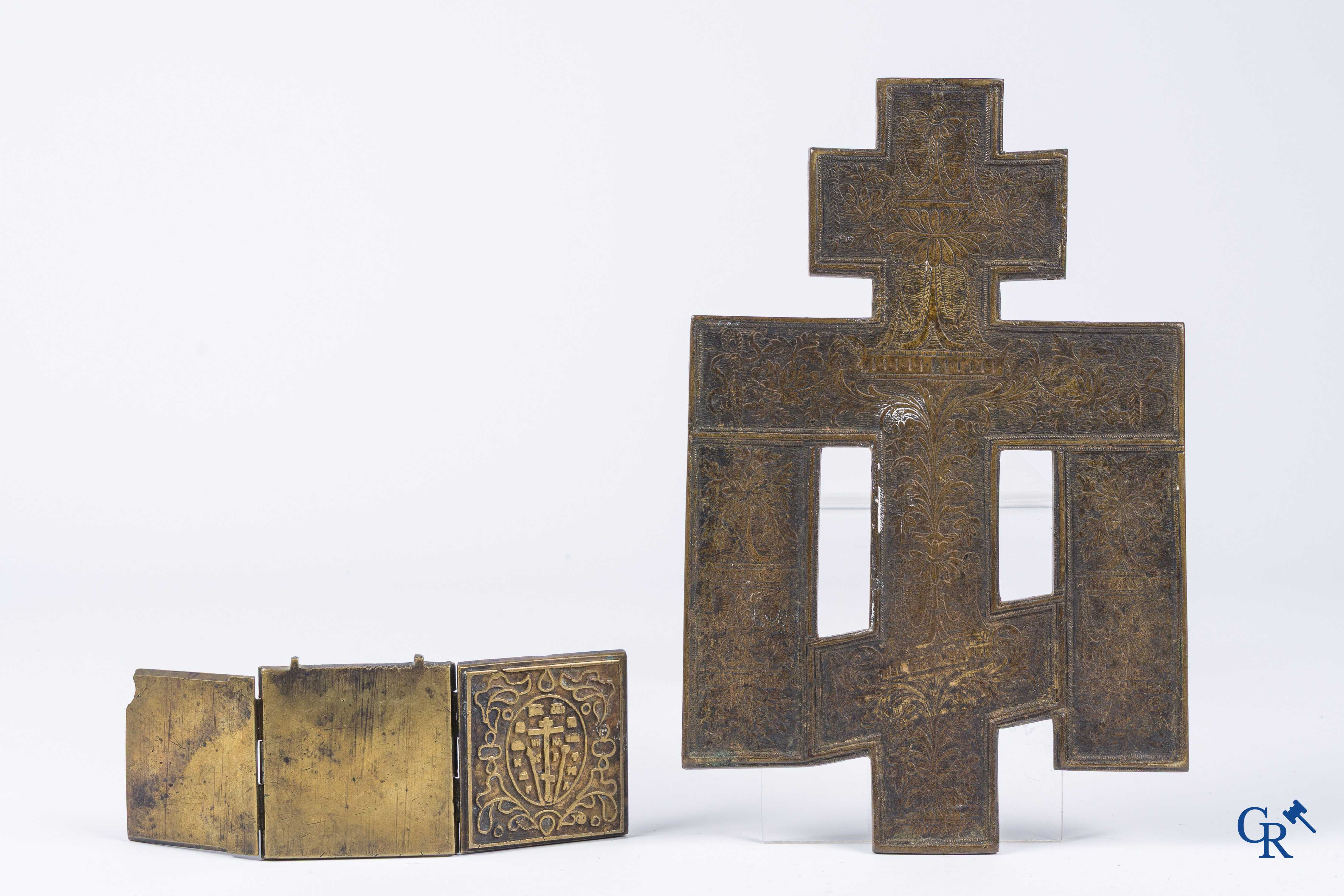 Russisch werk. Een reis triptiek icoon, brons en emaille en een Slavisch geëmailleerd kruis. Rusland 18e -19e eeuw.