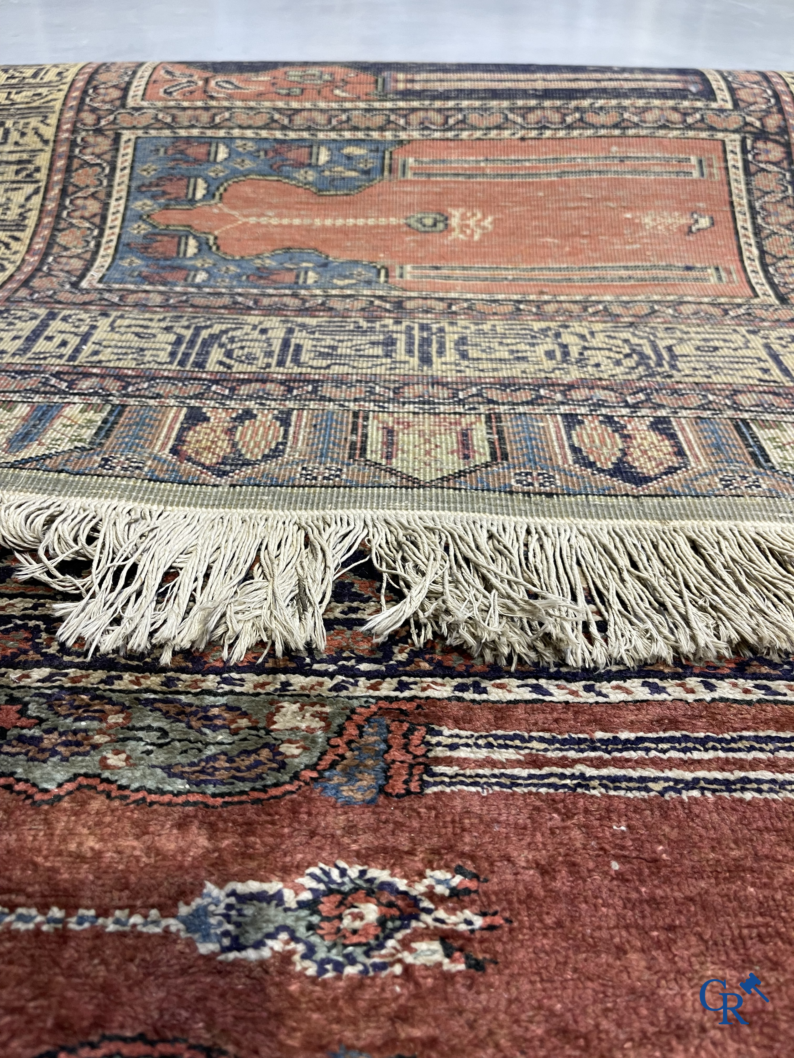 Oosterse tapijten, een antiek handgeknoopt oosters tapijt.