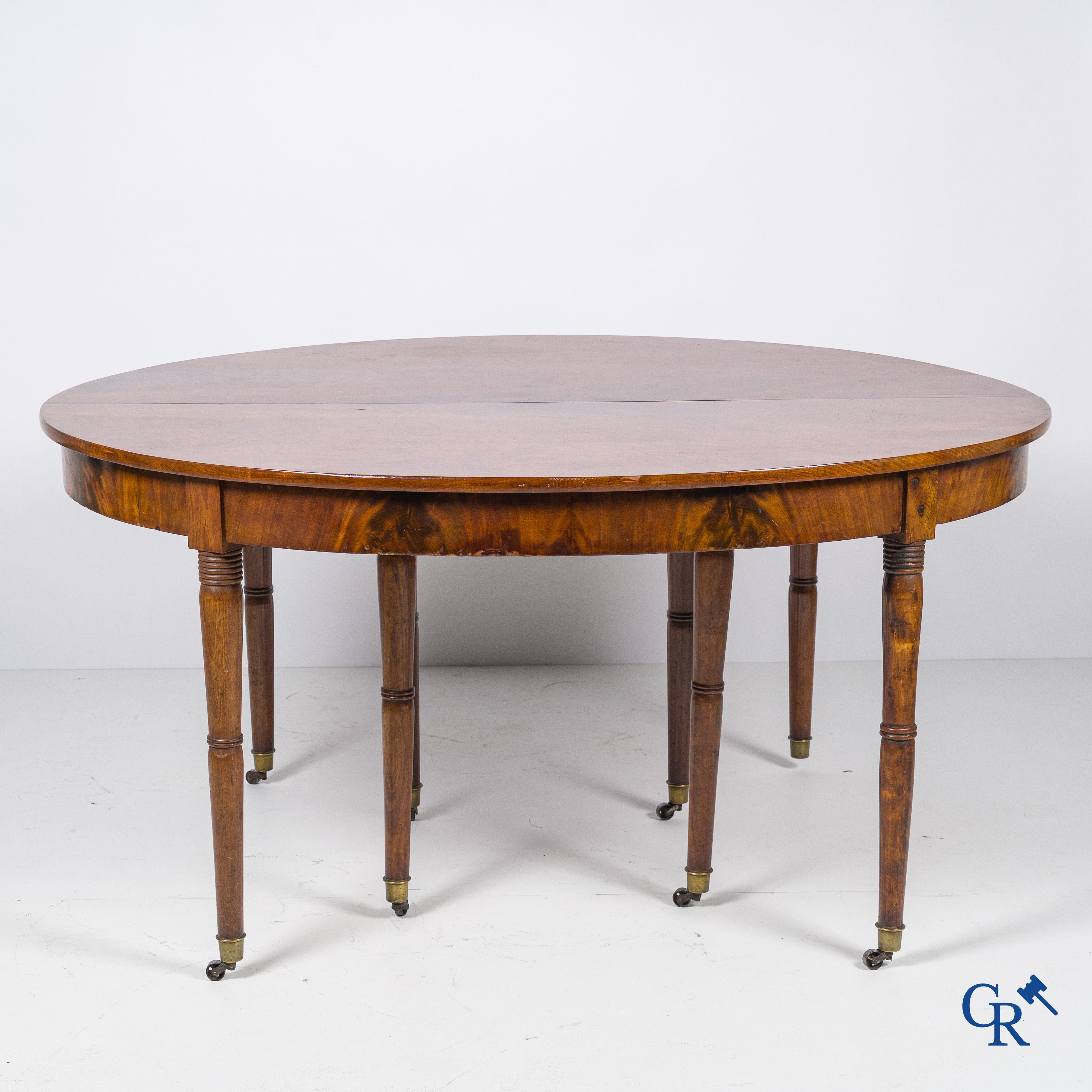 Table coulissante de salle à manger en acajou à 8 pieds avec 5 extensions. 1ère moitié du 19ème siècle.