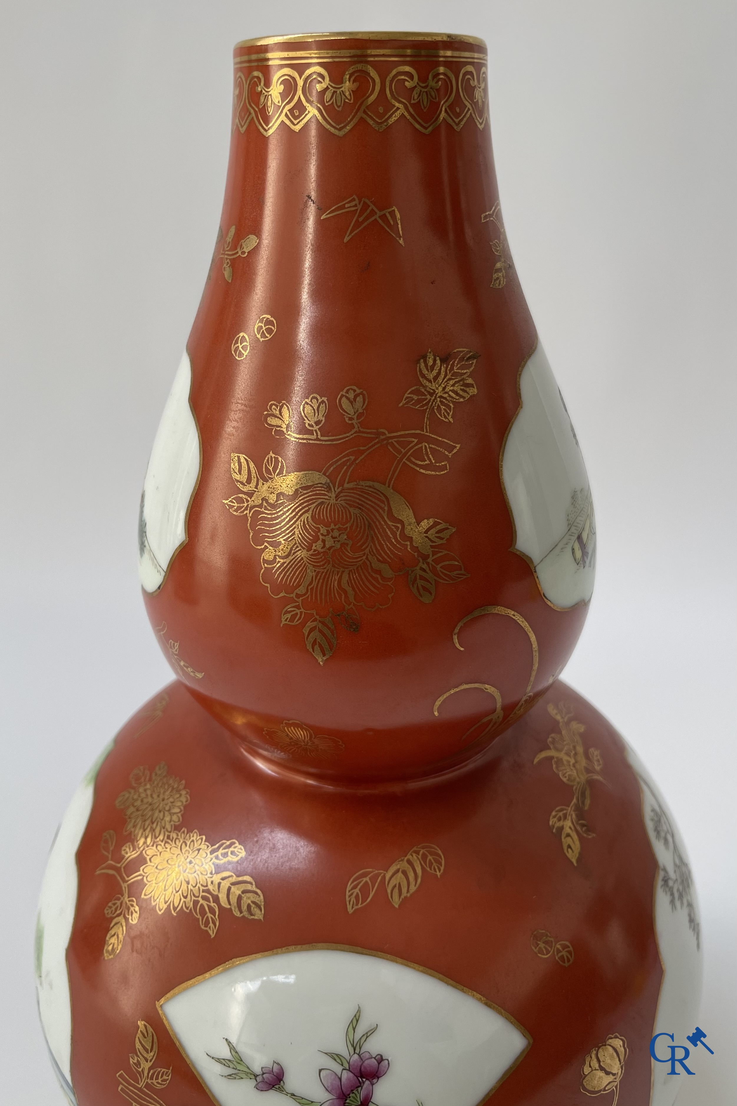 Aziatica, Chinees porselein. Een Chinese vaas met personages. Met zegelmerk. 20ste eeuw.