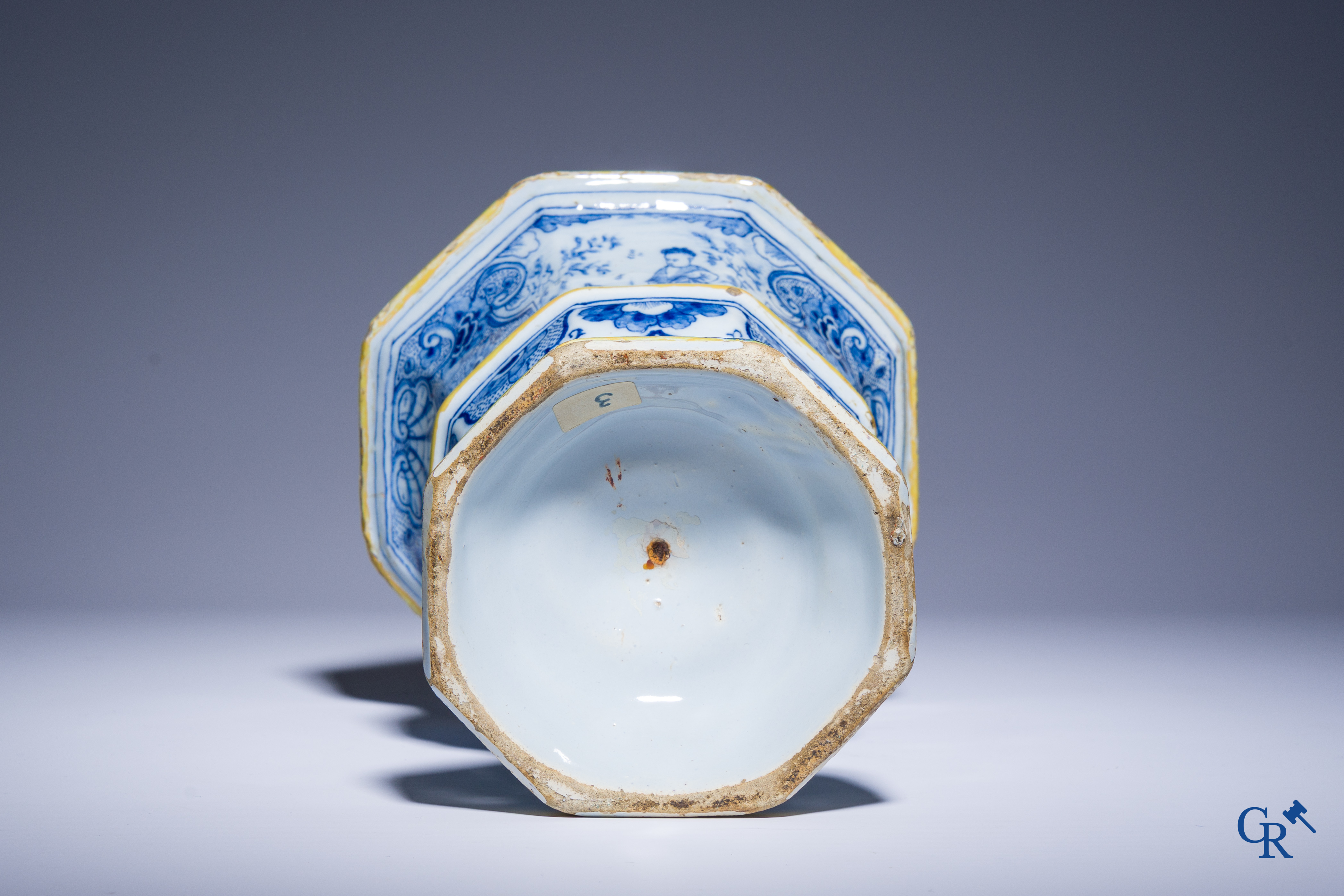 Delfts aardewerk, zeldzame polychrome spaarpot met een zittende hond en taferelen. 18e eeuw.