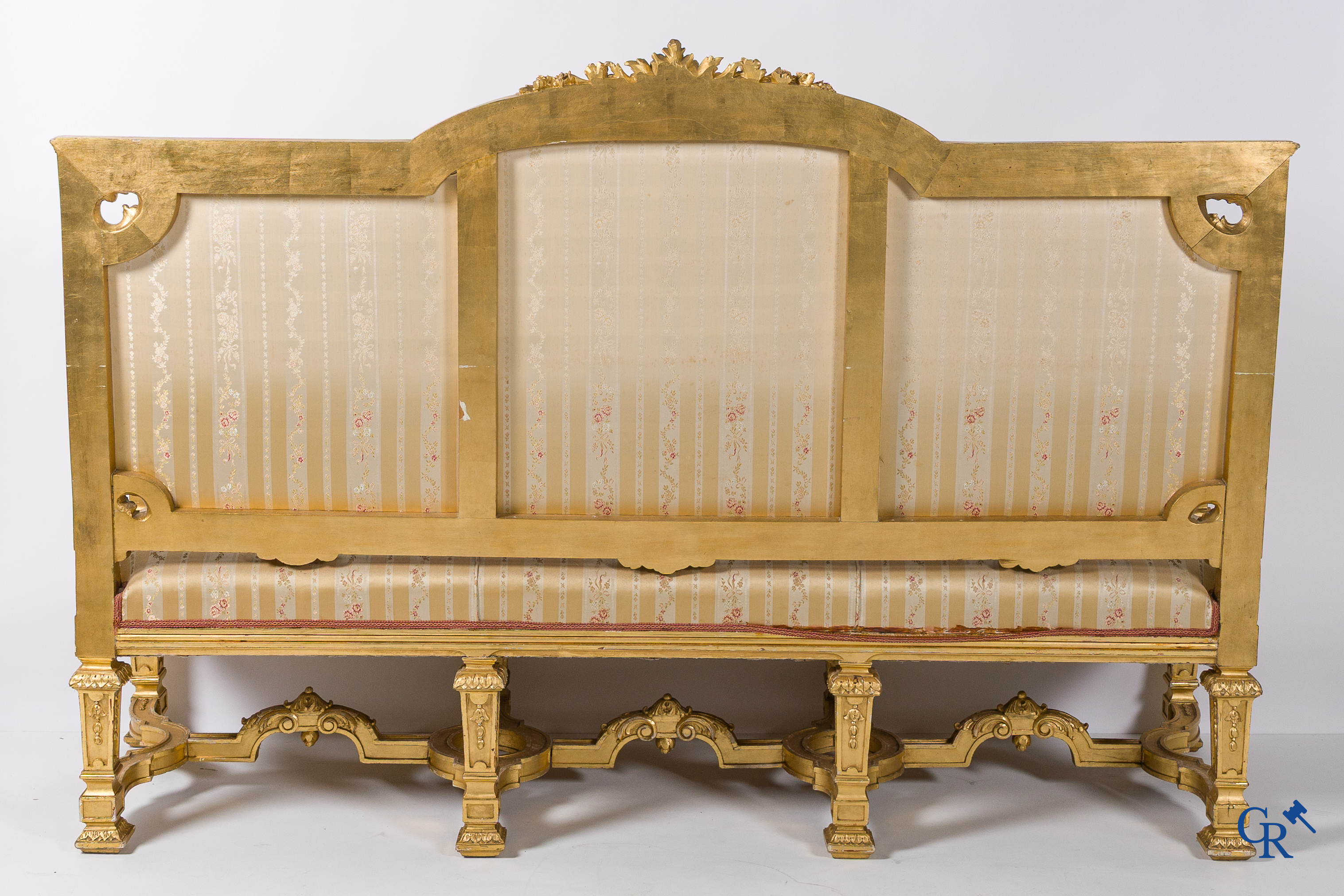 Napoleon III-periode. Een imposante 5-delig rijkelijk hout gesculpteerde en vergulde salon. Circa 1880.