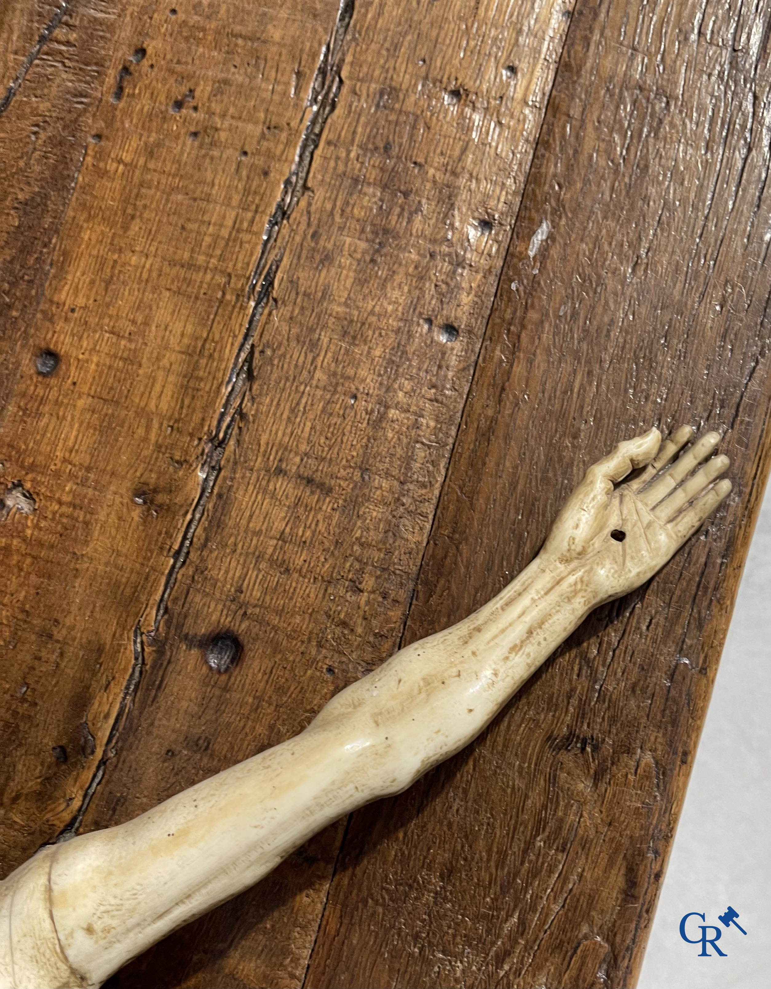 Religieuze objecten, een grote corpus in gesneden ivoor. Europees werk. 18e-19e eeuw.