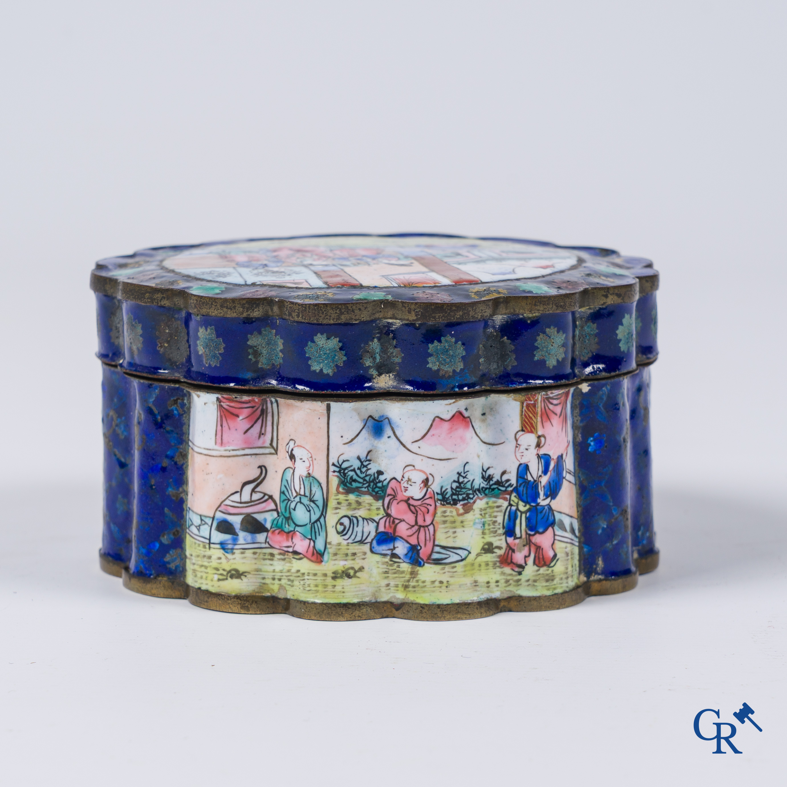 Art Asiatique. Boîte ronde à couvercle en émaux de Canton. Fond bleu. 19ème siècle.