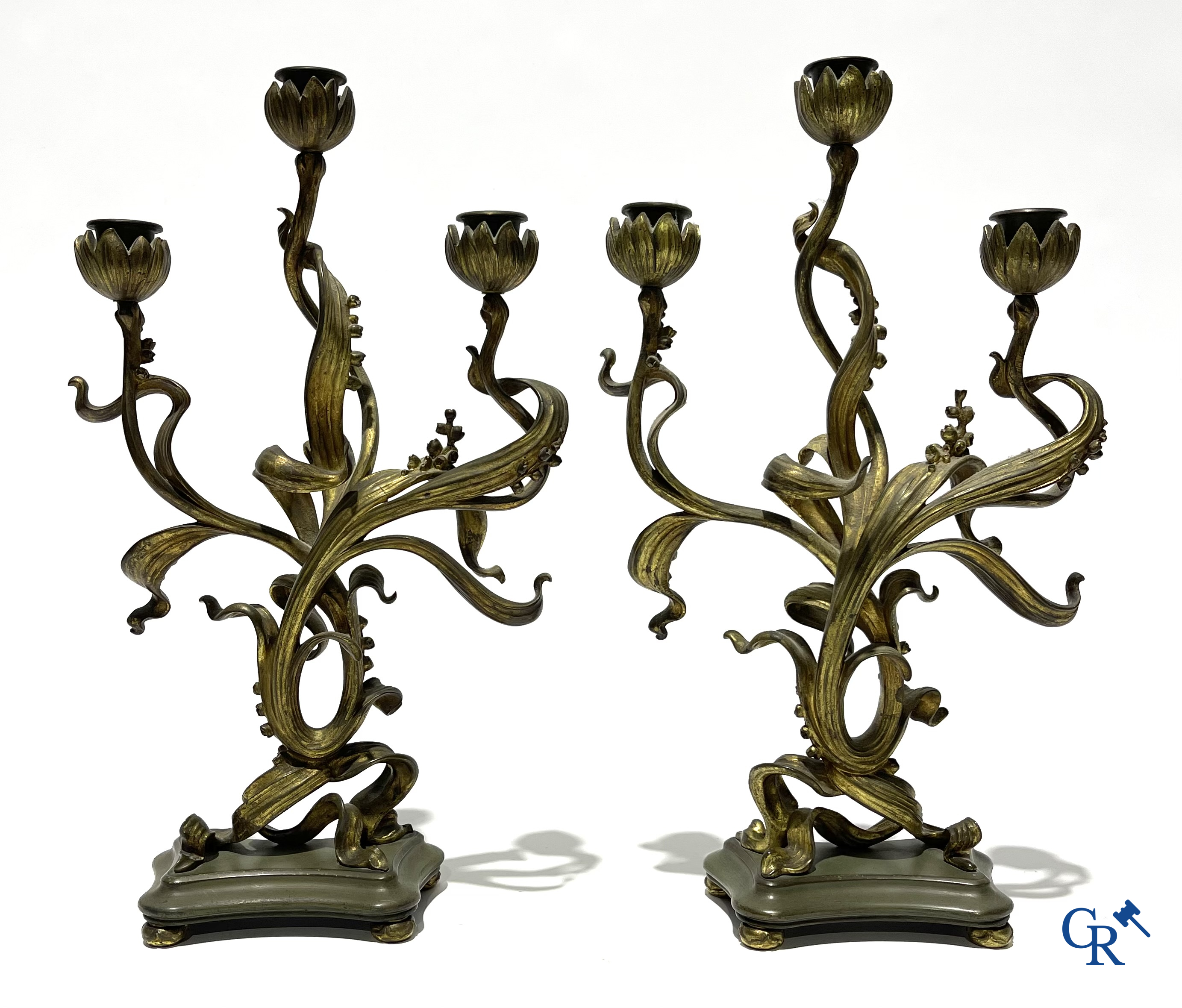 Art Nouveau, een 3-delige bronzen schouwgarnituur in Jugendstil. Circa 1900.