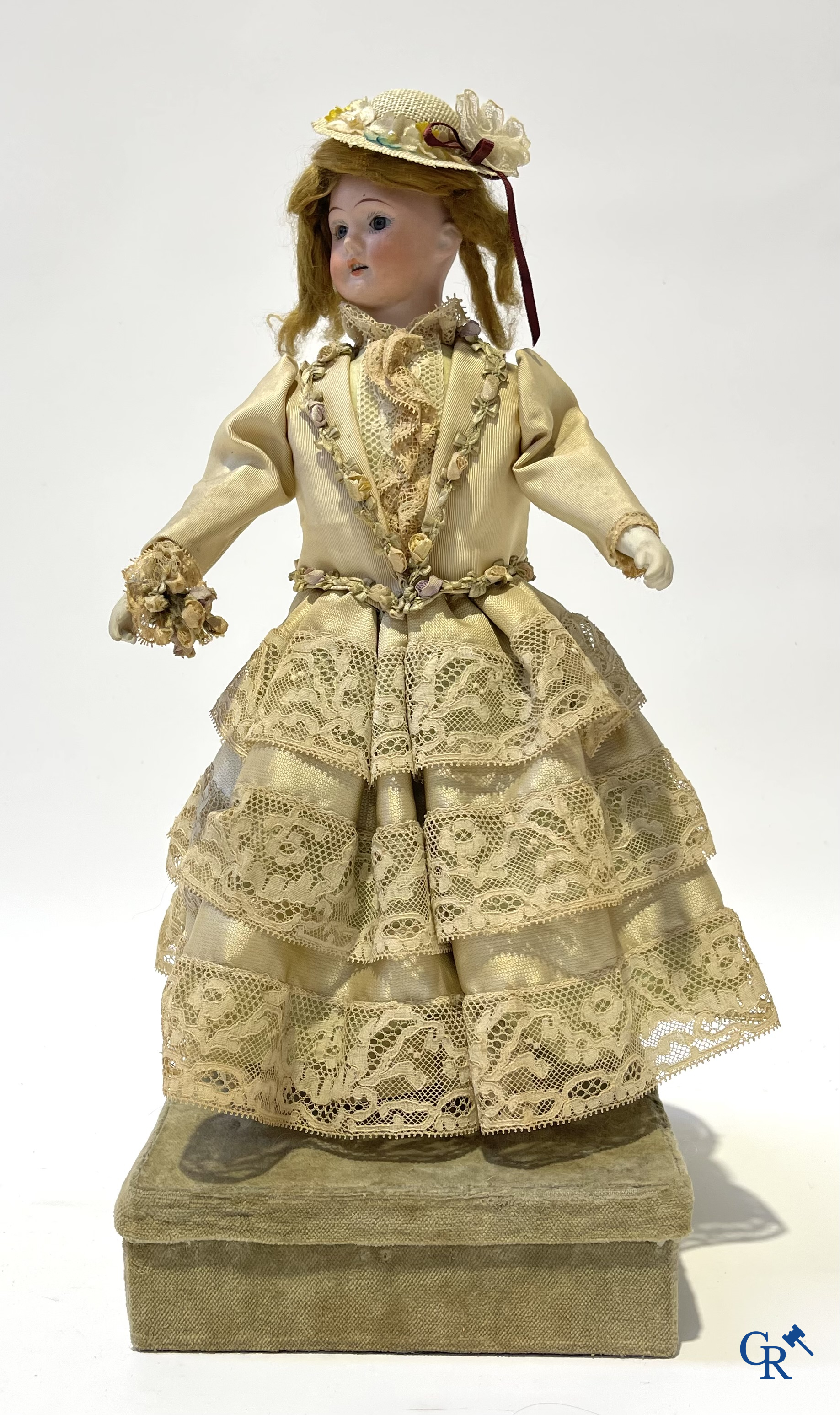 Old toys, 2 antique dolls with porcelain head and an automaton with music. Marked.