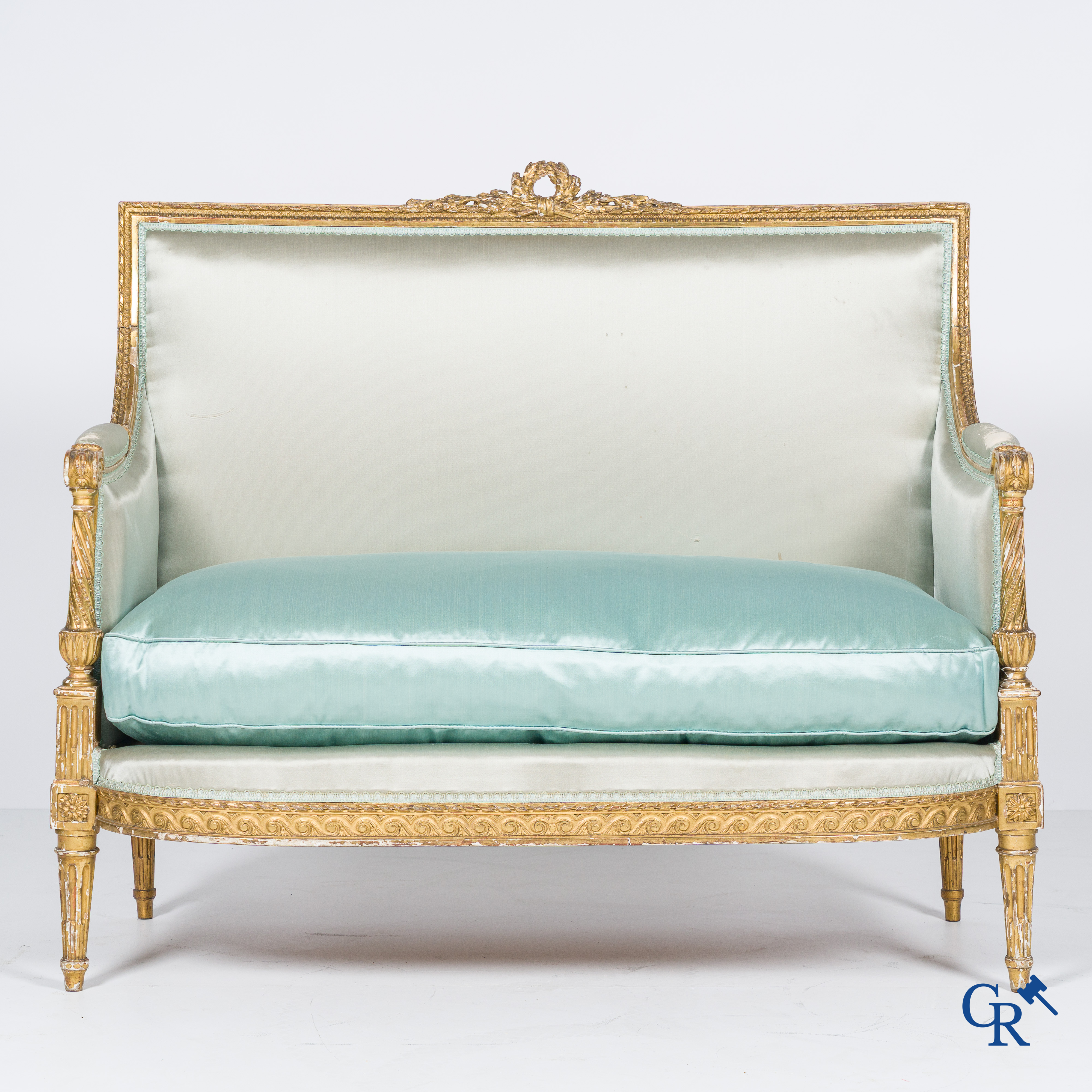 Louis XVI period. Marquise in finely sculpted and gilded wood. Late 18th century.