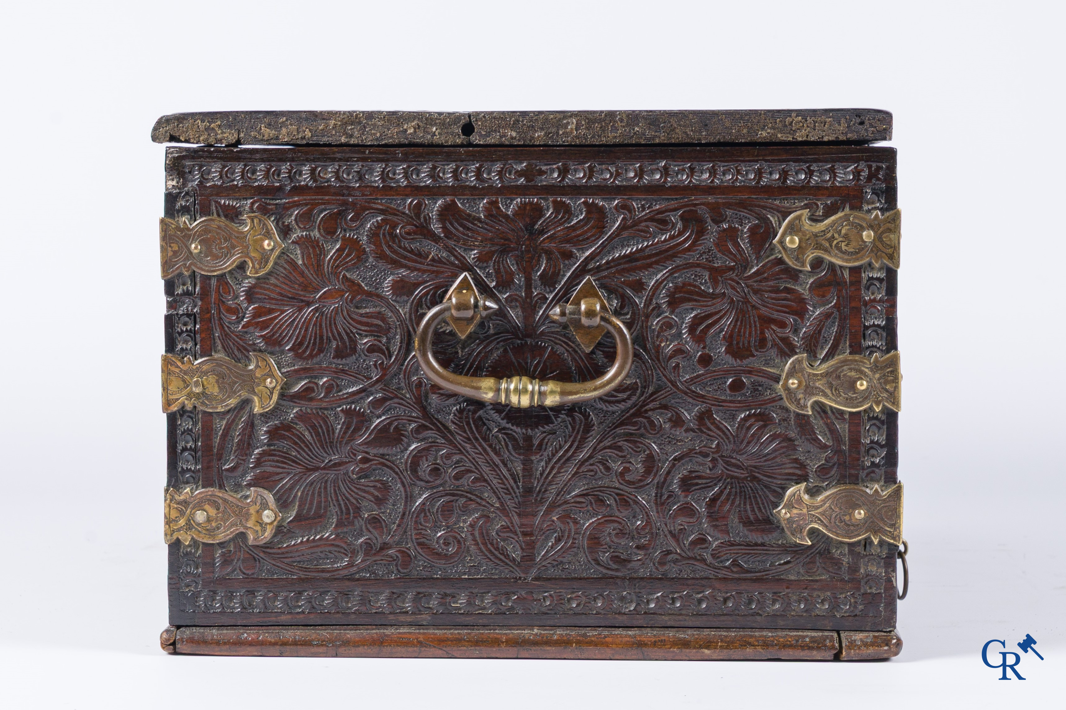 Un coffret colonial finement sculptée en bois exotique et bronze. XVIIe-XVIIIe siècle.