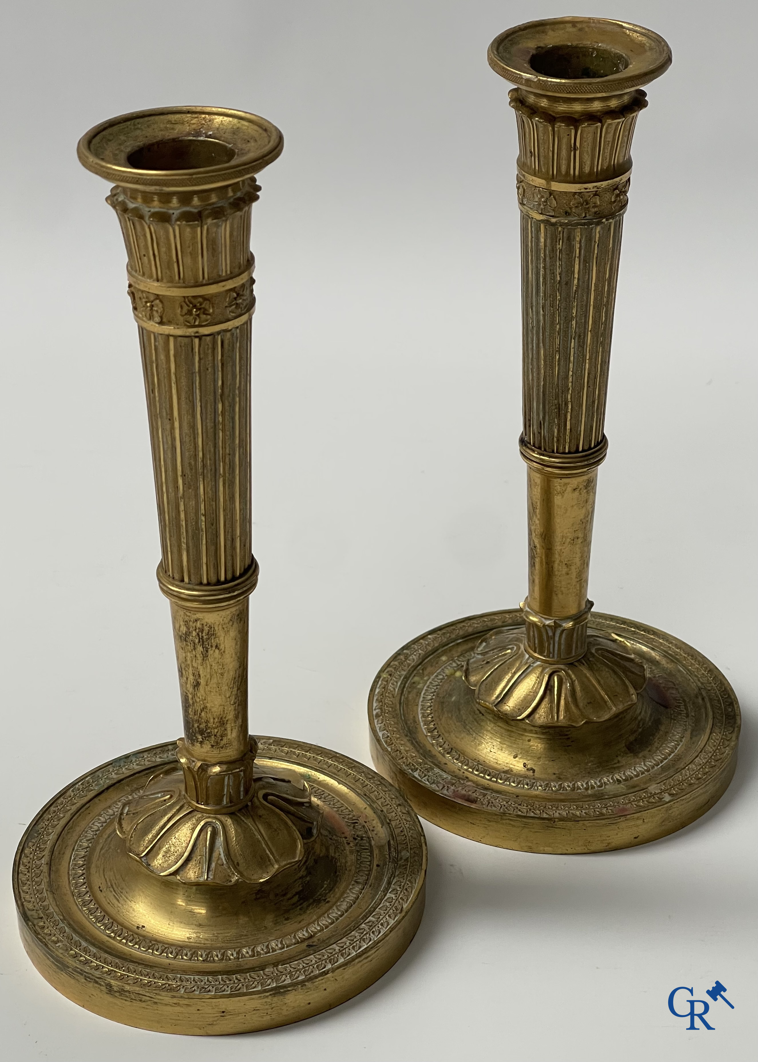 Epoque Empire, paire de bougeoirs en bronze finement ciselés et dorés. France, début du 19ème siècle.