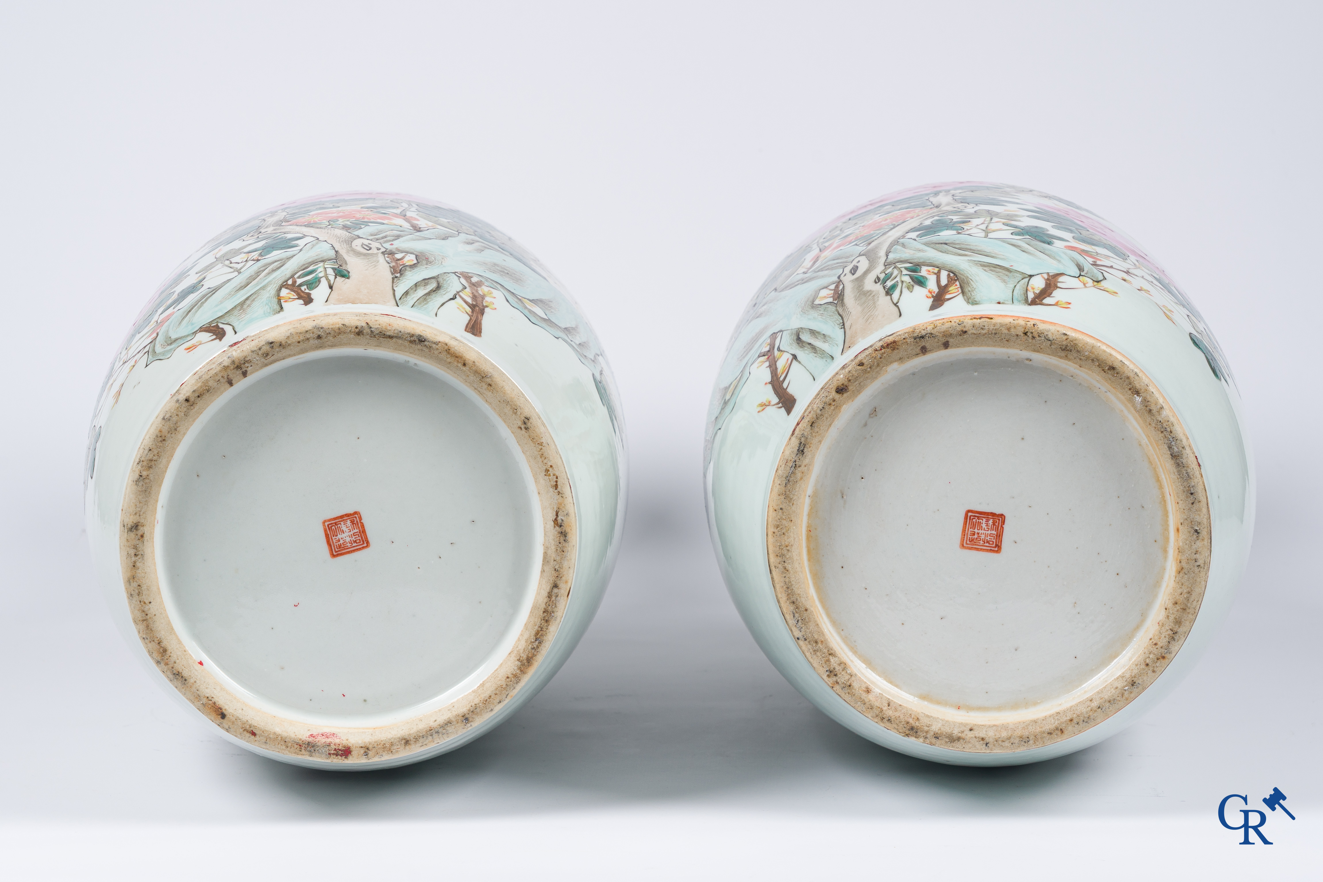 Aziatica, Chinees porselein. Een paar Chinese vazen met een famille rose decor van bloemen en vogels. Gemerkt. 19e eeuw.