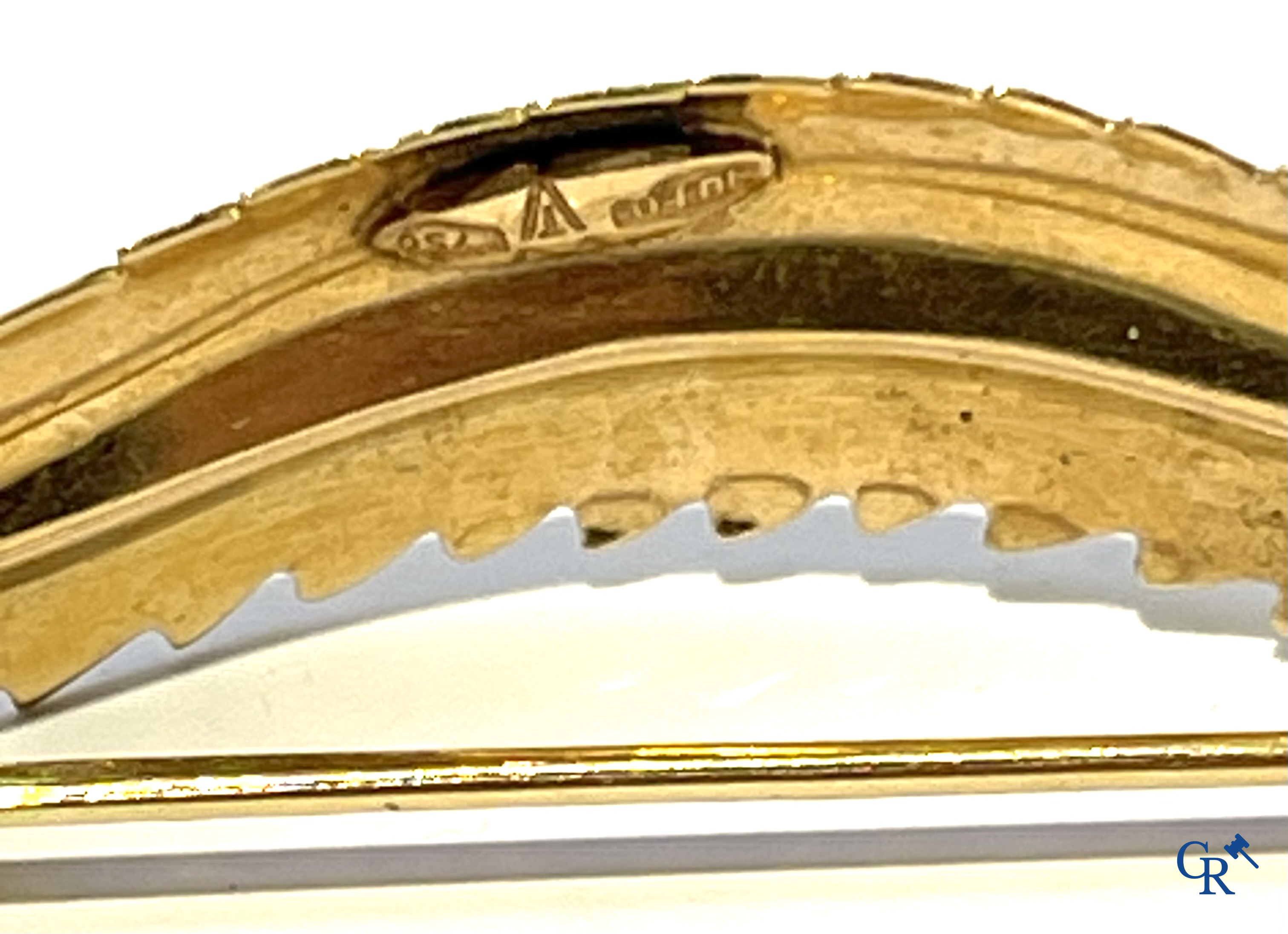 Juwelen, een bladvormige broche in goud 750°/00 en een bedelarmband in verschillende gehaltes goud.