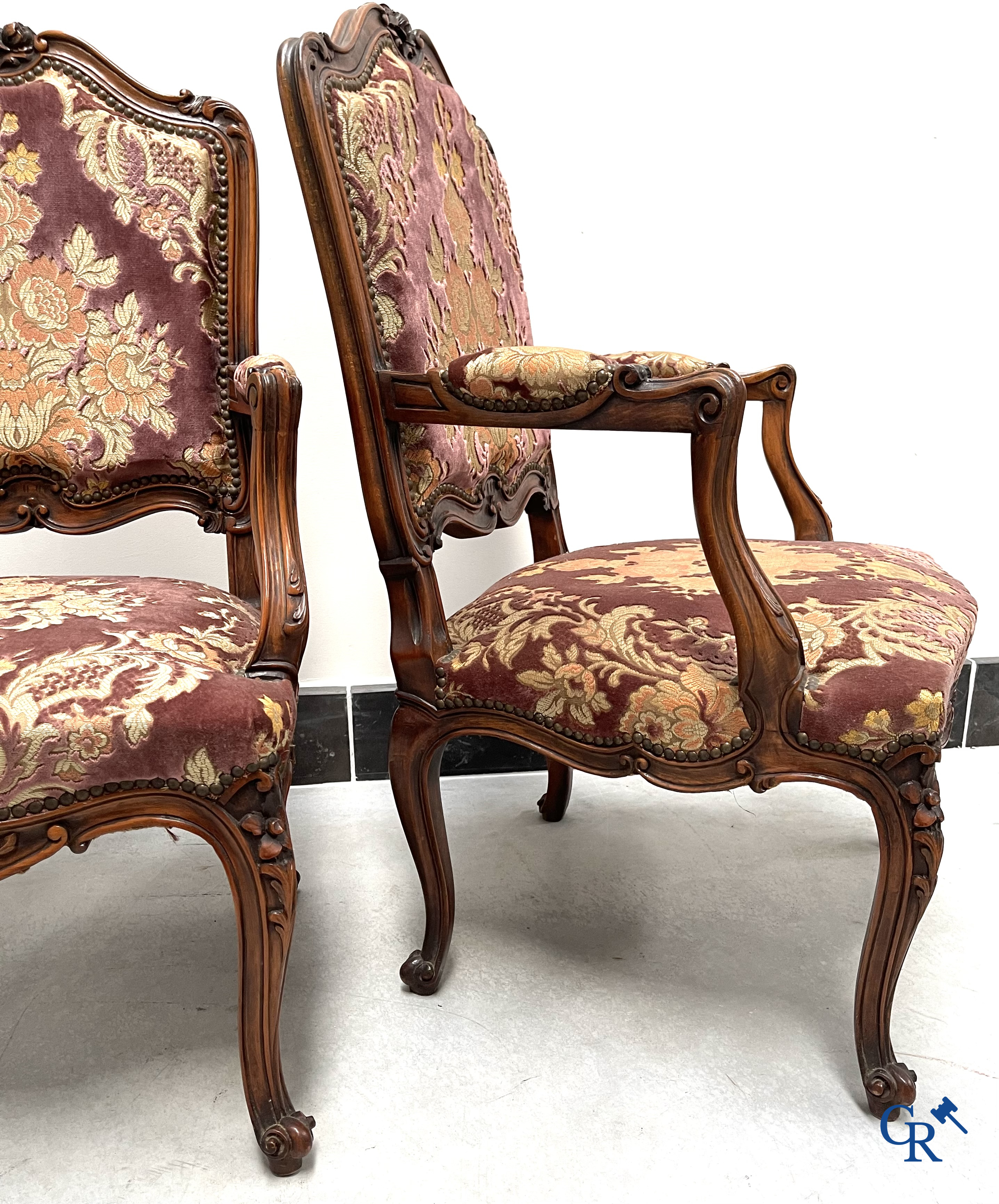 Une série de 4 fauteuils en bois sculpté, style LXV.