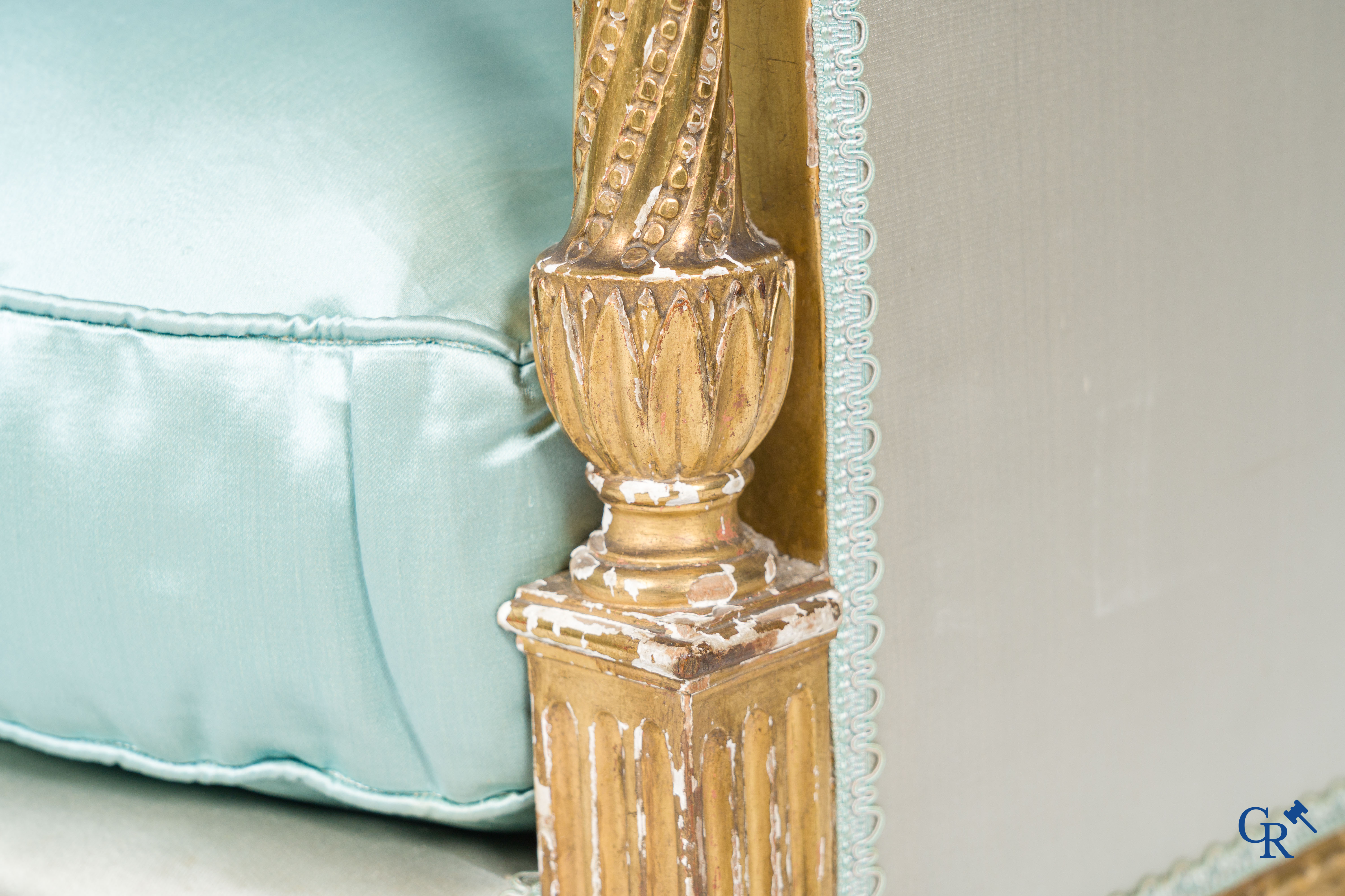 Louis XVI period. Marquise in finely sculpted and gilded wood. Late 18th century.