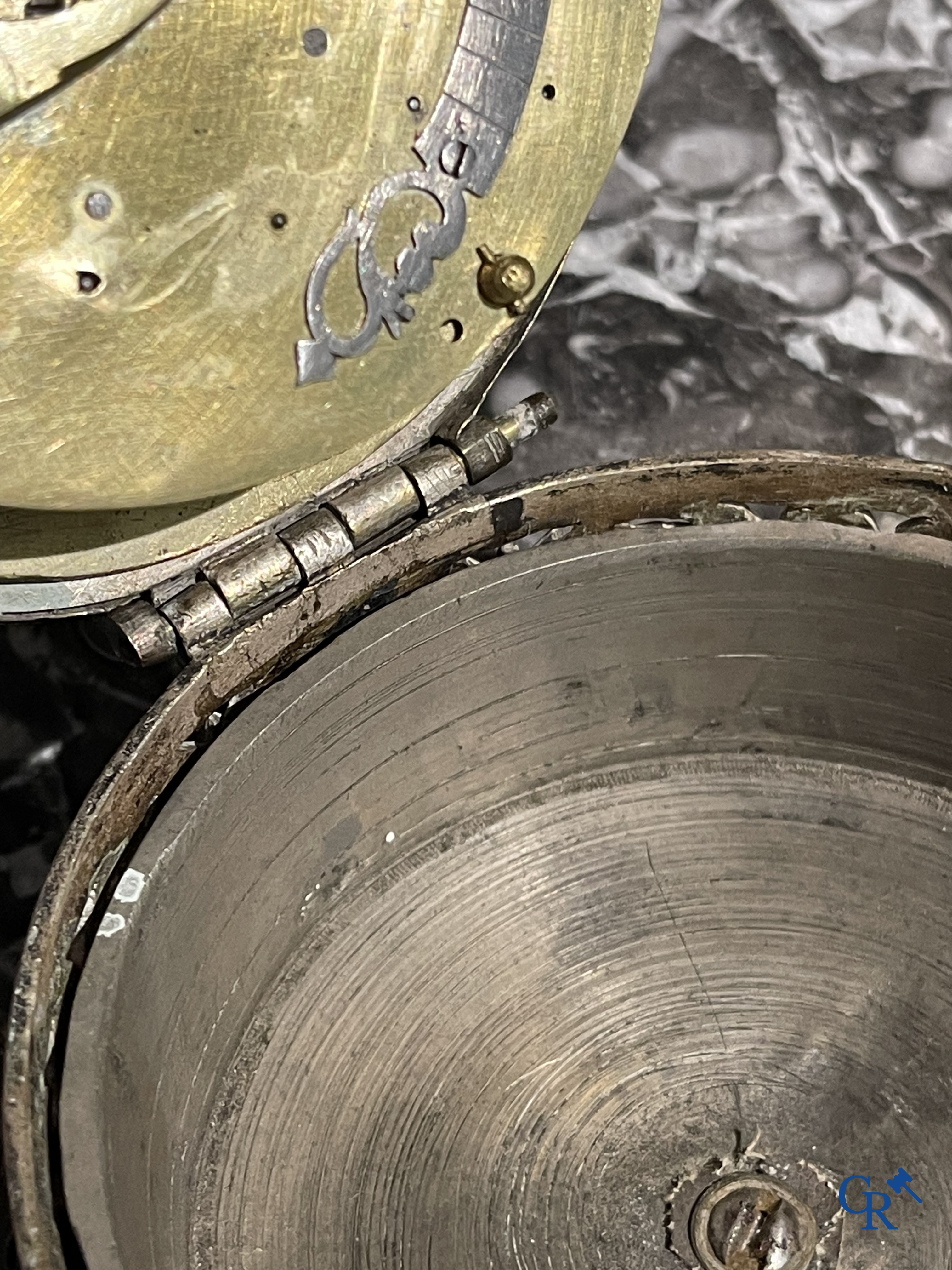 Horlogerie. Montre de carosse. Grande montre de carosse avec boîtier gravé et perforé. France XVIIe siècle.