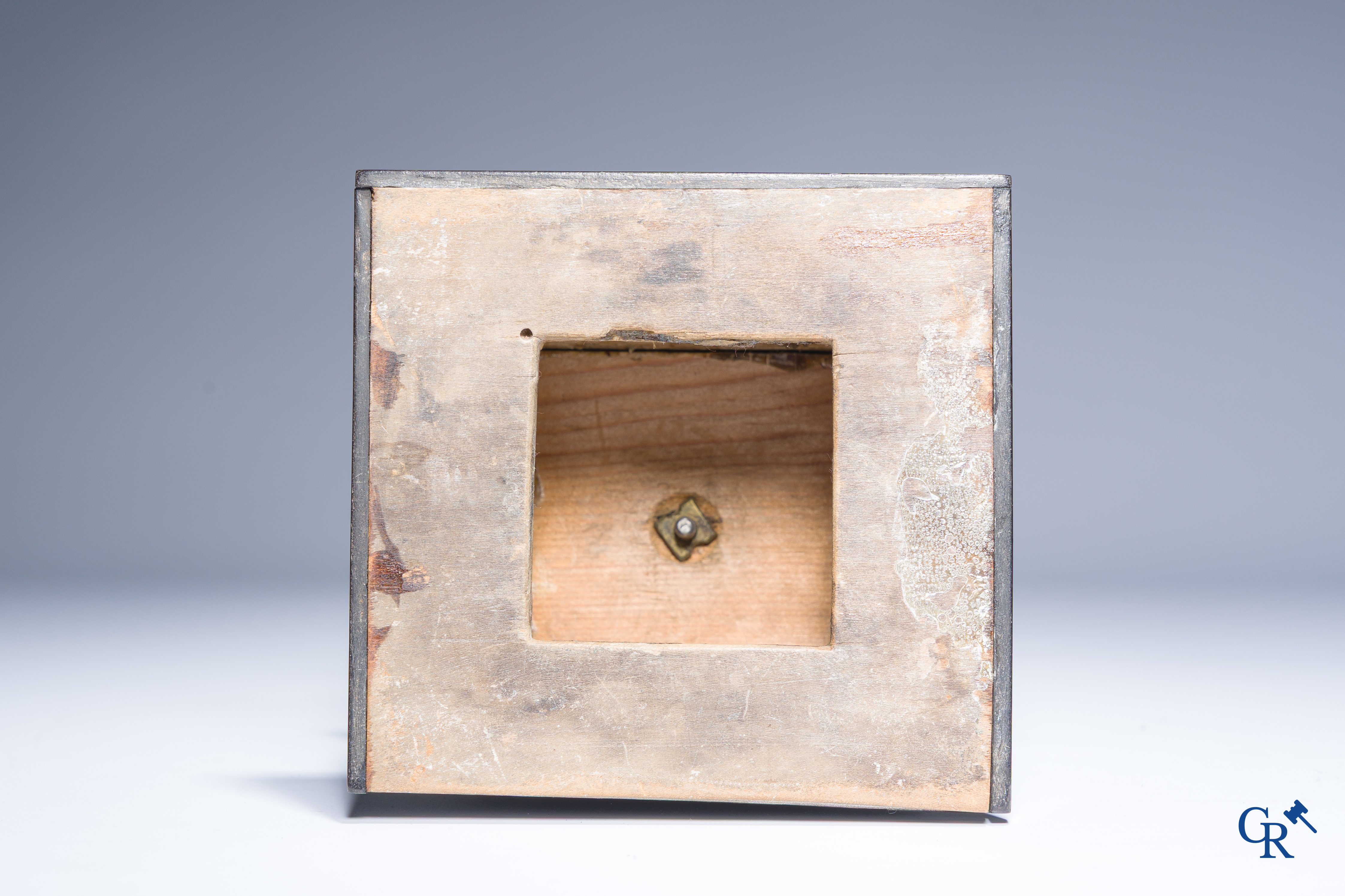 Een zilveren beeld van de Maagd Maria op een zwartgelakte sokkel in perelaar. Keurstempels Vieillard en Cérès.